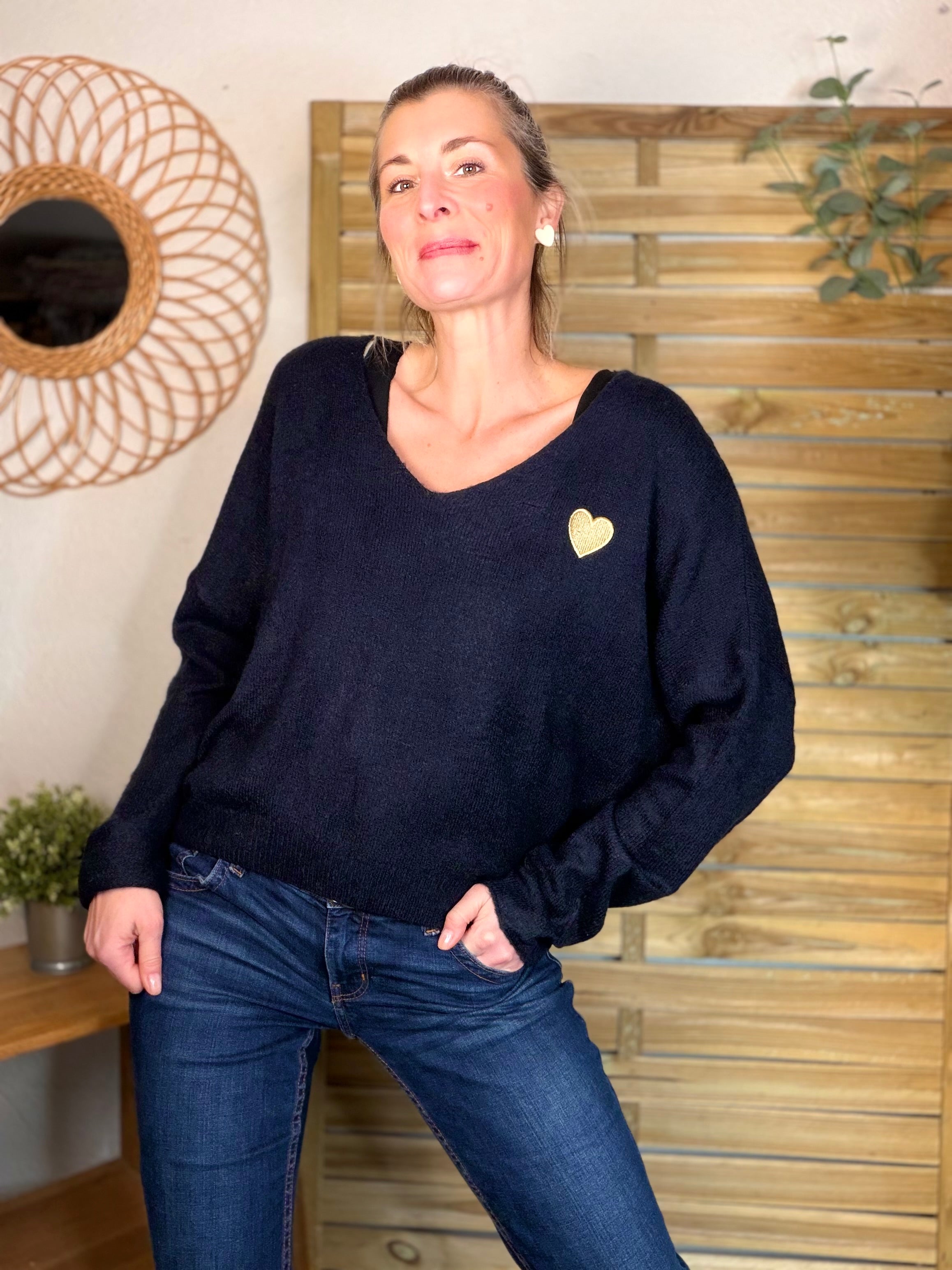 Pull léger en maille col V cœur doré brodé 💛 MELINA - Bleu marine