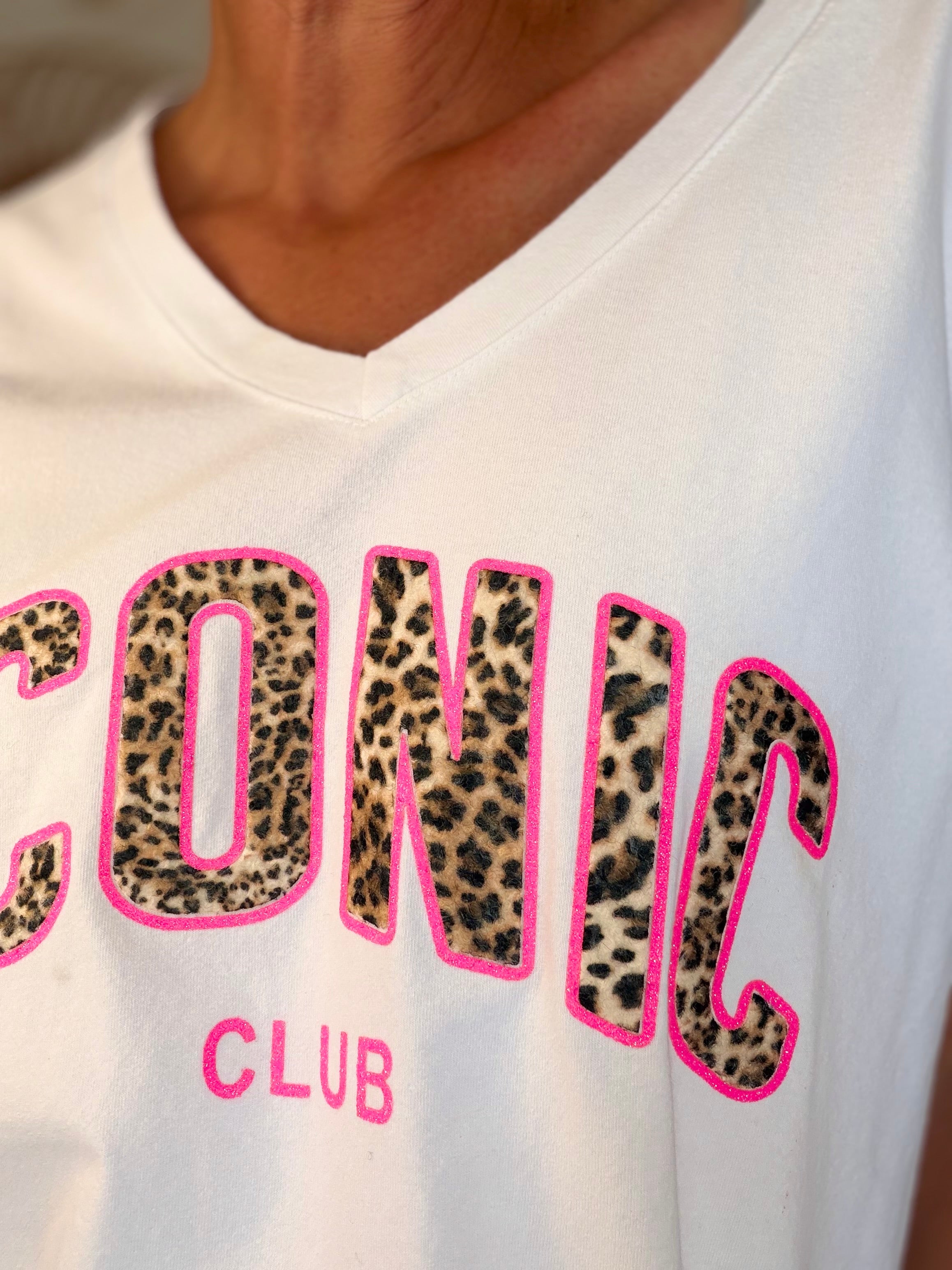 Tee shirt col V ICONIC club Léo oversized MILA Blanc