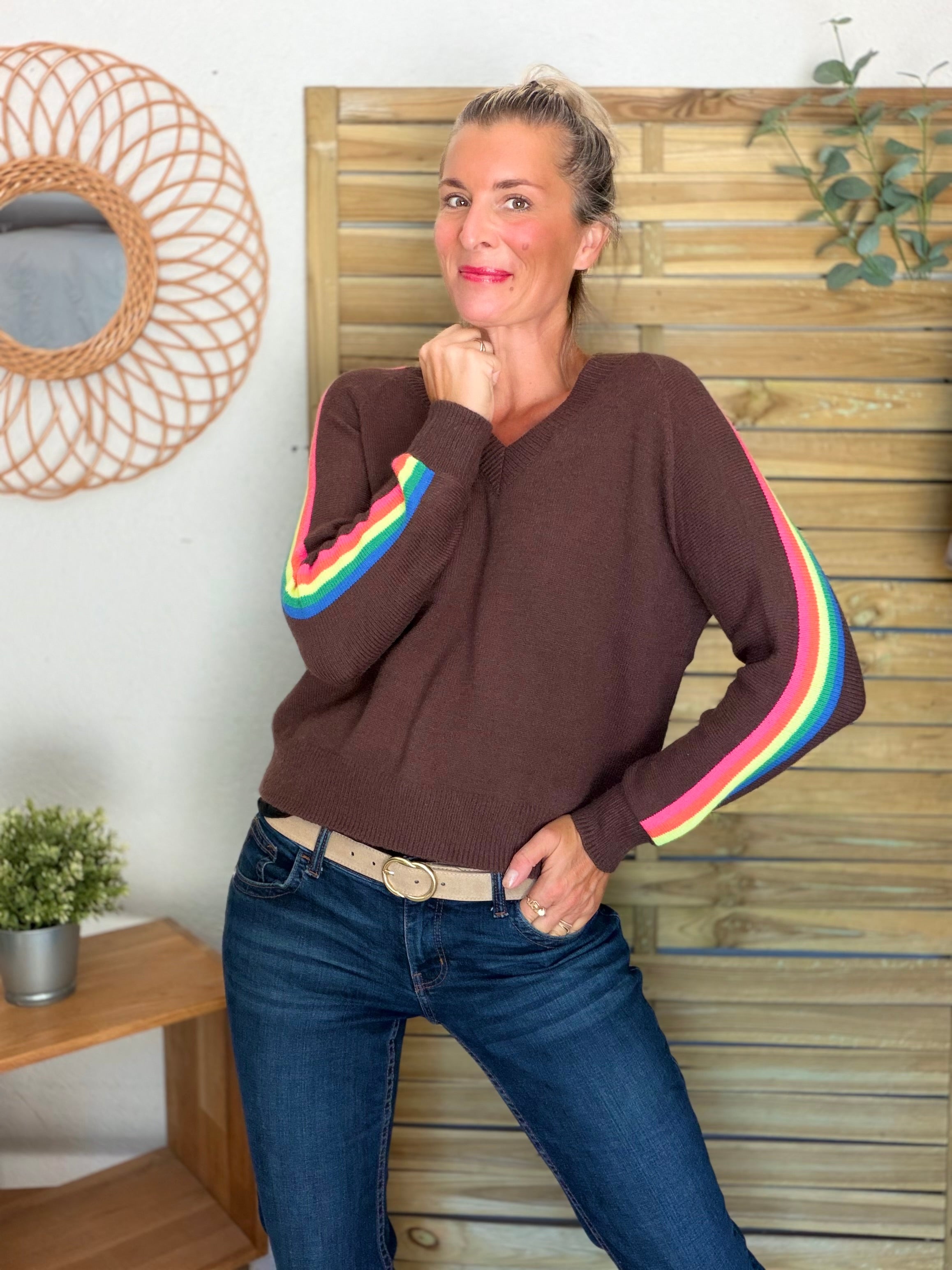 Pull épais avec bandes colorées, col V - RAINBOW 🌈 Chocolat - Winter 2026