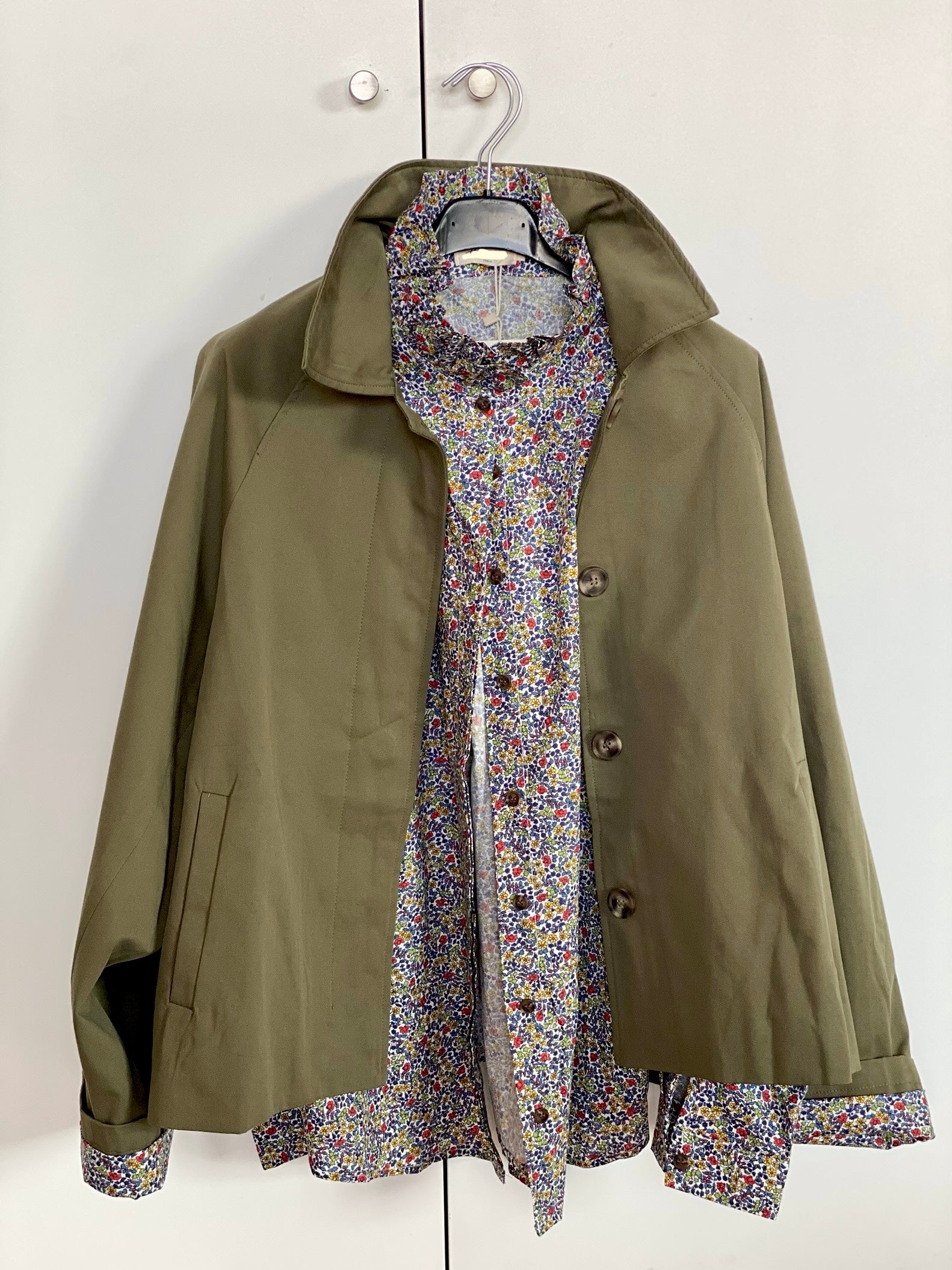 Chemise imprimée Liberty bleu, col victorien volanté CHARLOTTE