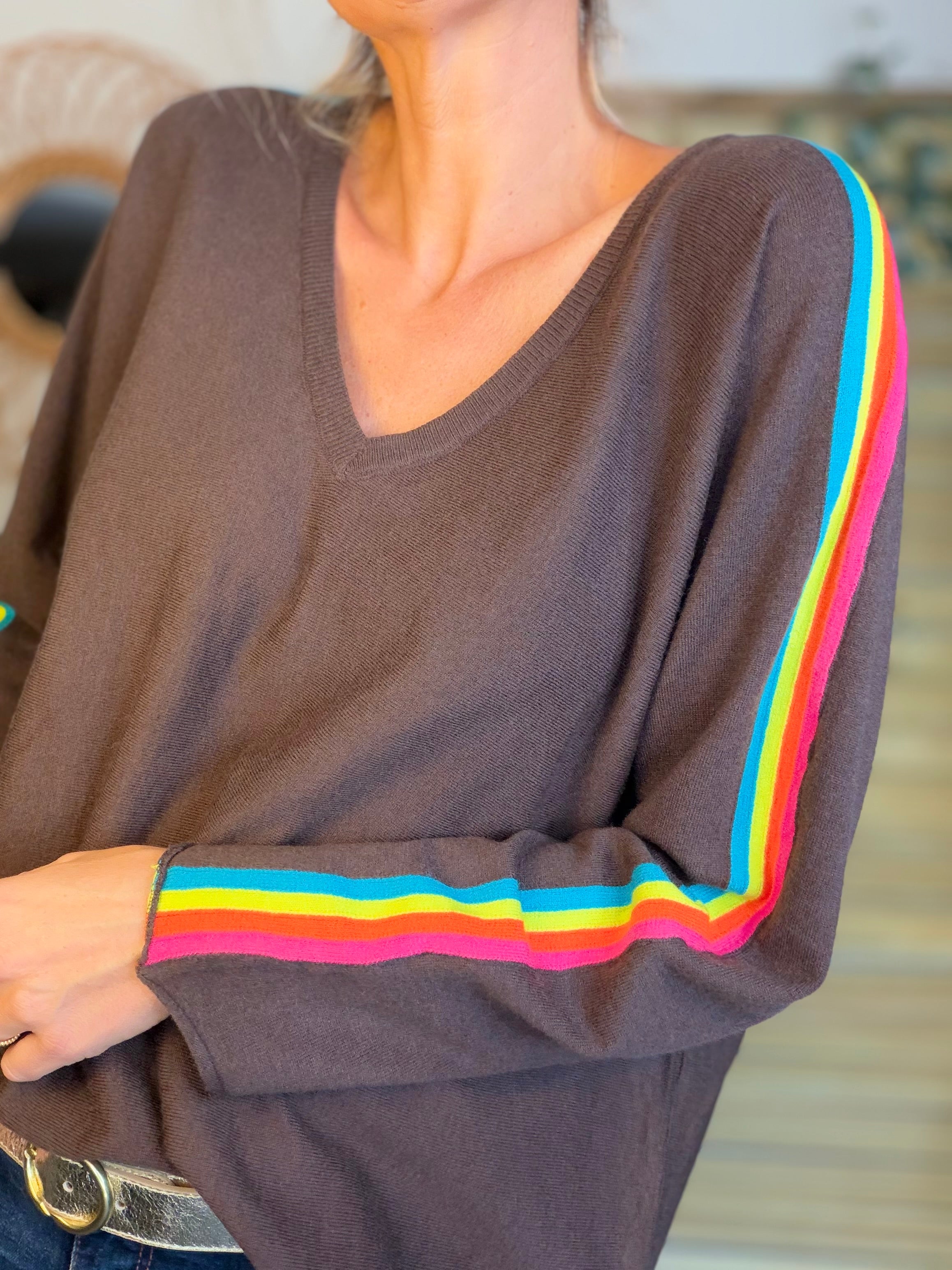Pull fin avec bandes colorées, col V - RAINBOW OVERSIZE 🌈 Chocolat