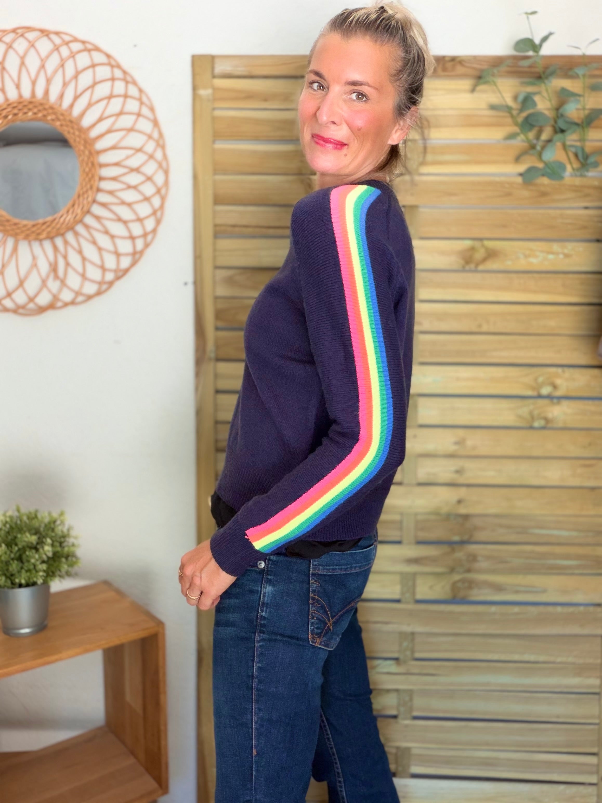 Pull épais avec bandes colorées, col V - RAINBOW 🌈 Bleu marine - Winter 2026