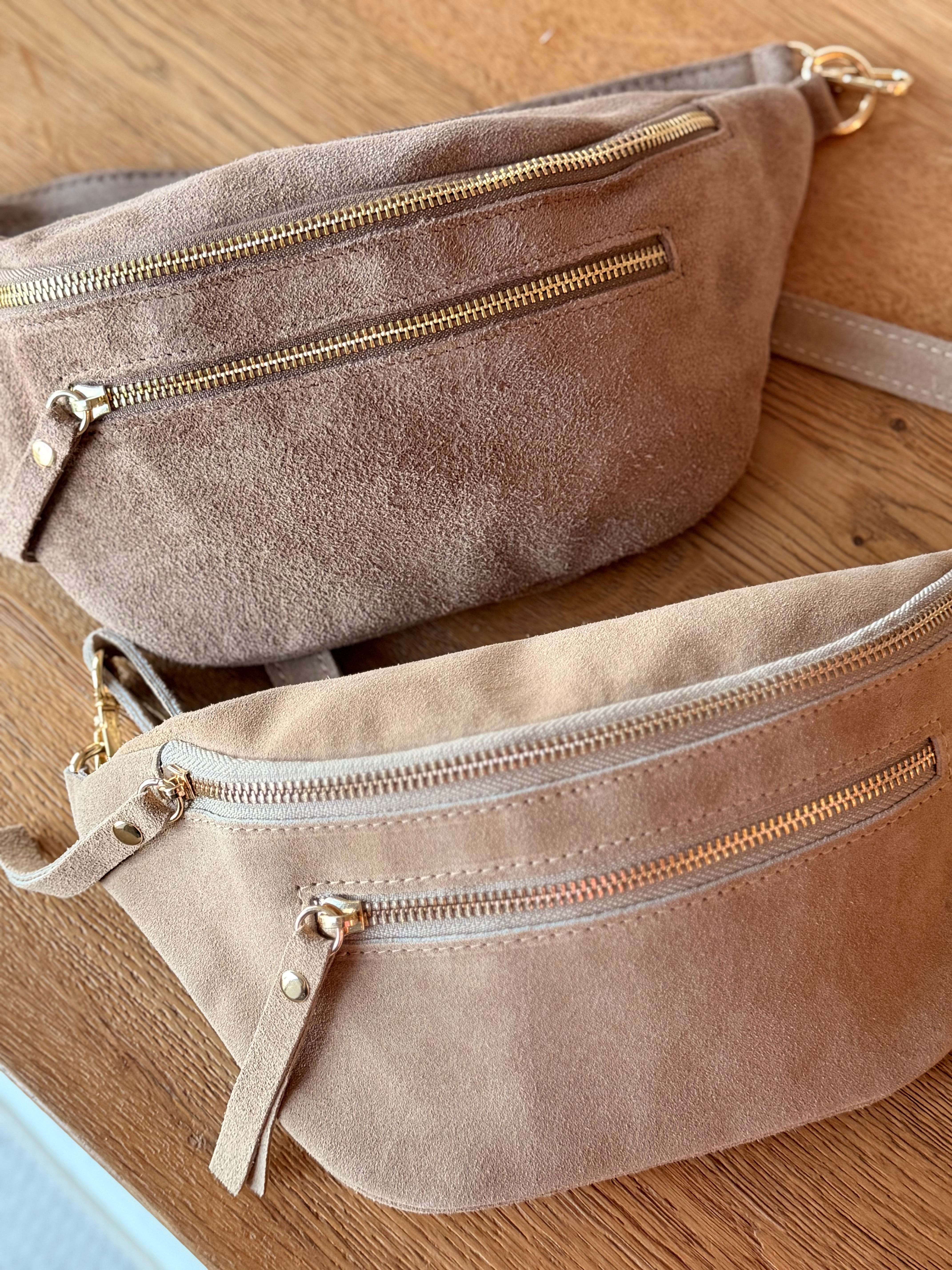 Sac banane avec poche avant, en cuir daim HOLLY - Taupe