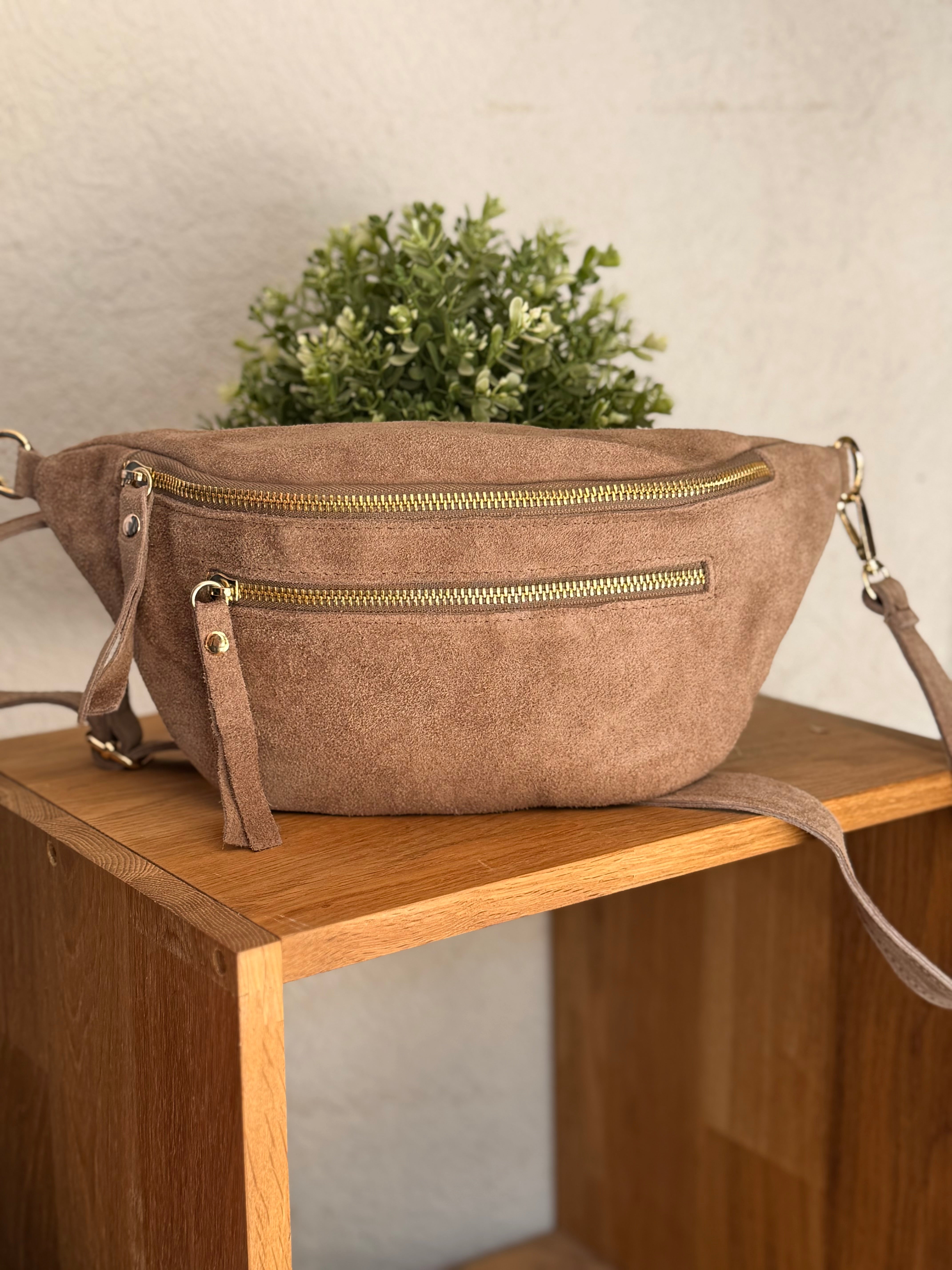 Sac banane avec poche avant, en cuir daim HOLLY - Taupe