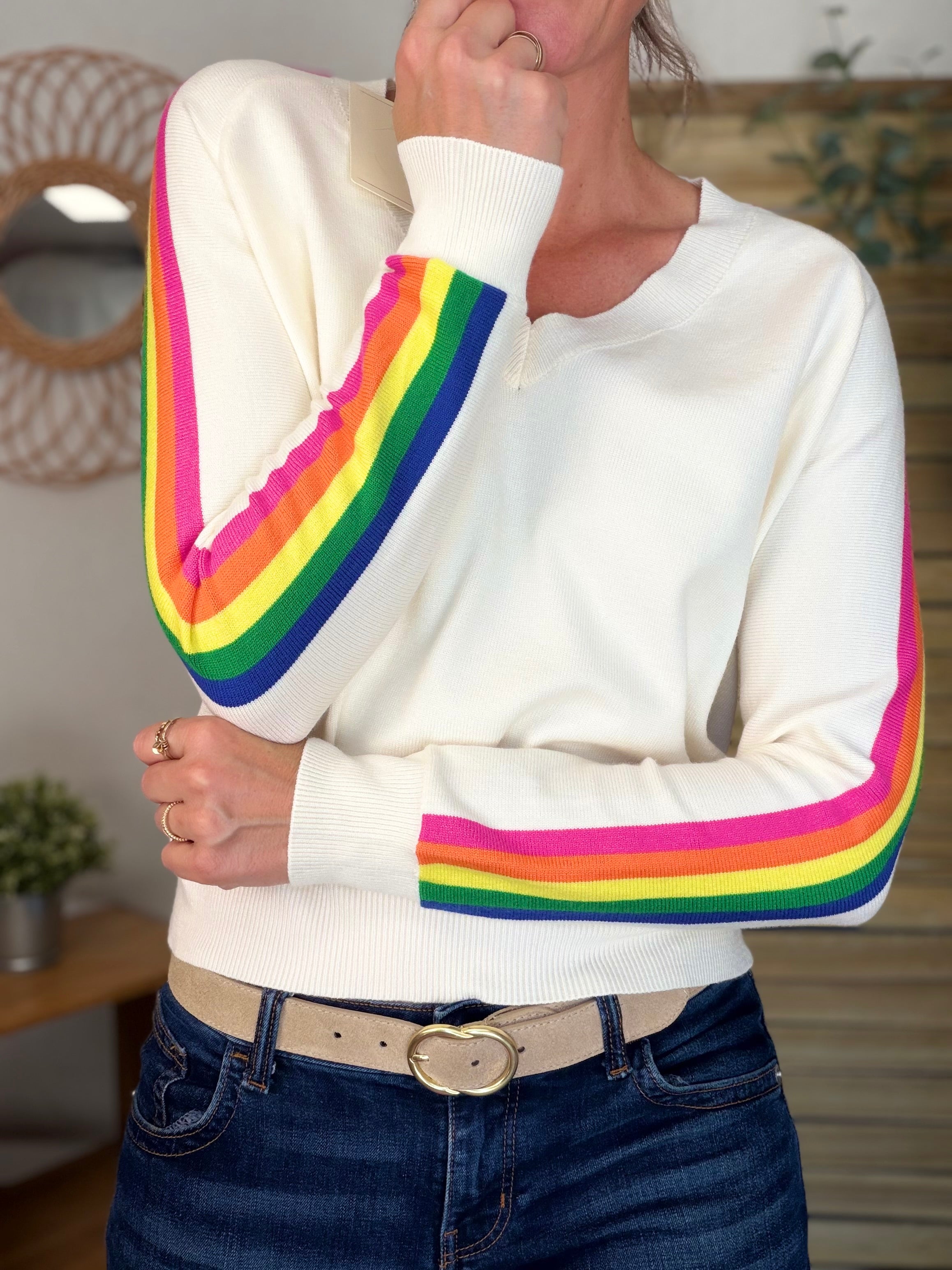 Pull avec bandes colorées, col V - RAINBOW 🌈 Écru