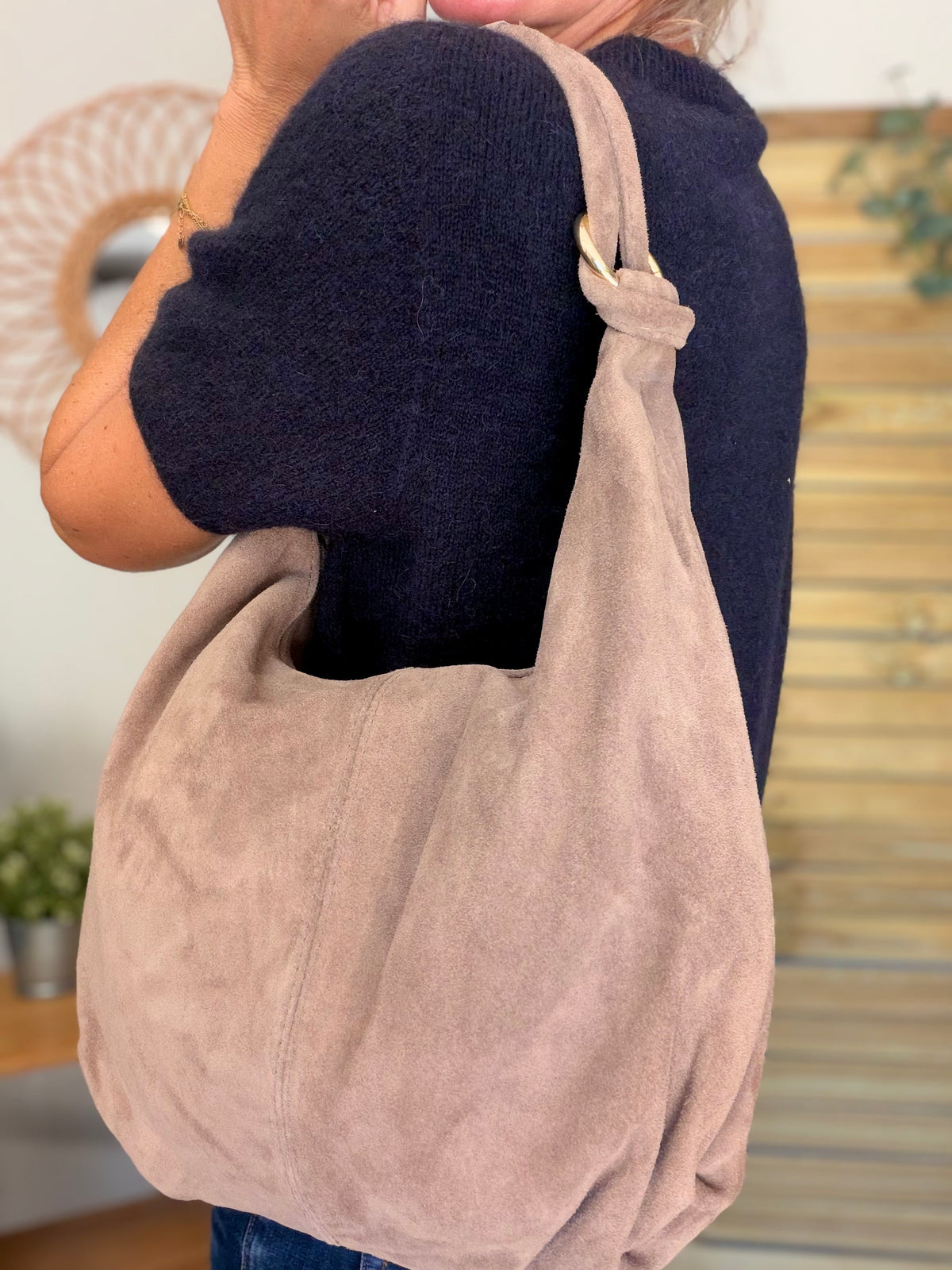 Sac besace hobo en cuir daim souple avec anneaux WILLIAM - Taupe