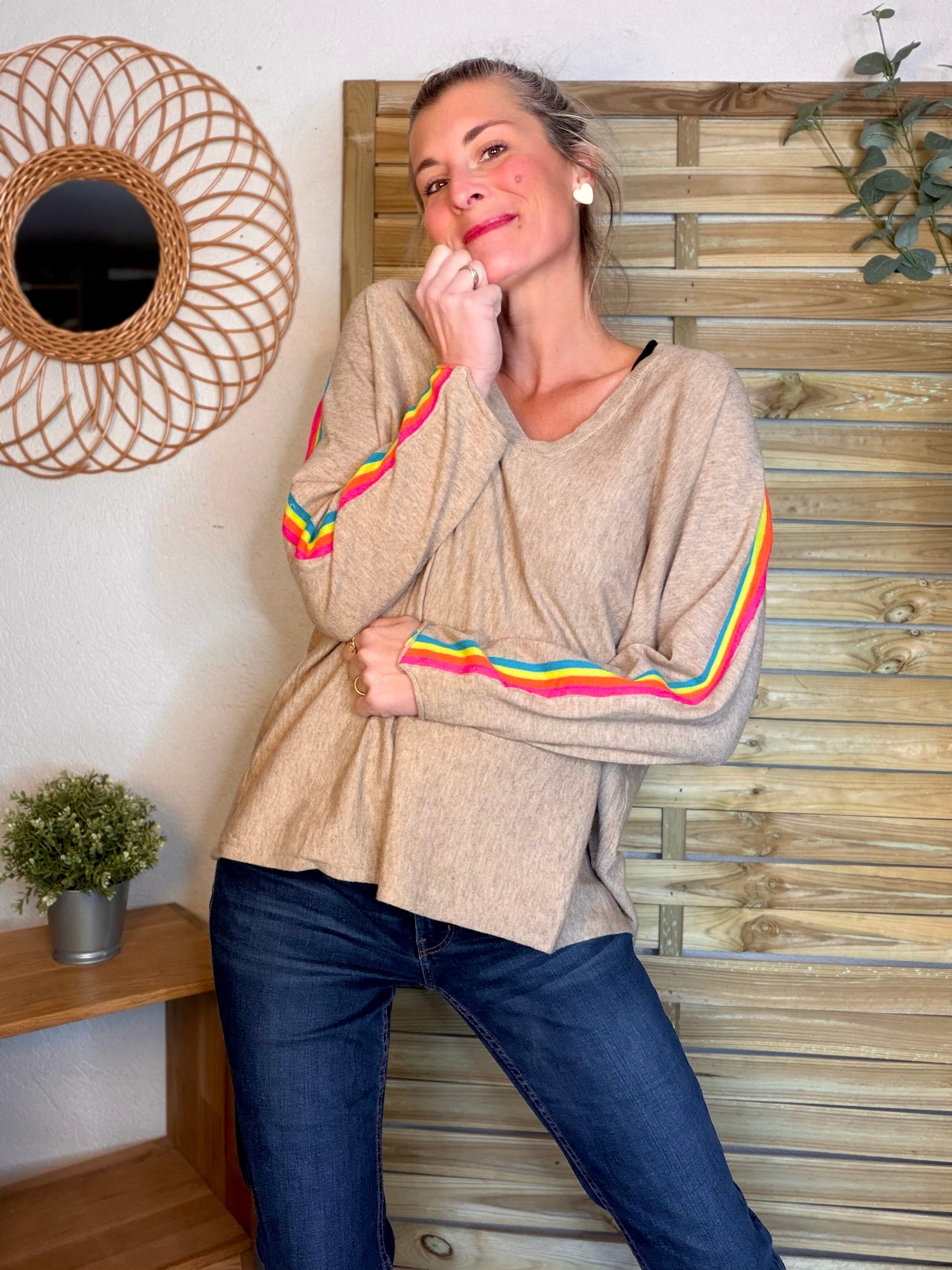 Pull fin avec bandes colorées, col V - RAINBOW OVERSIZE 🌈 Taupe