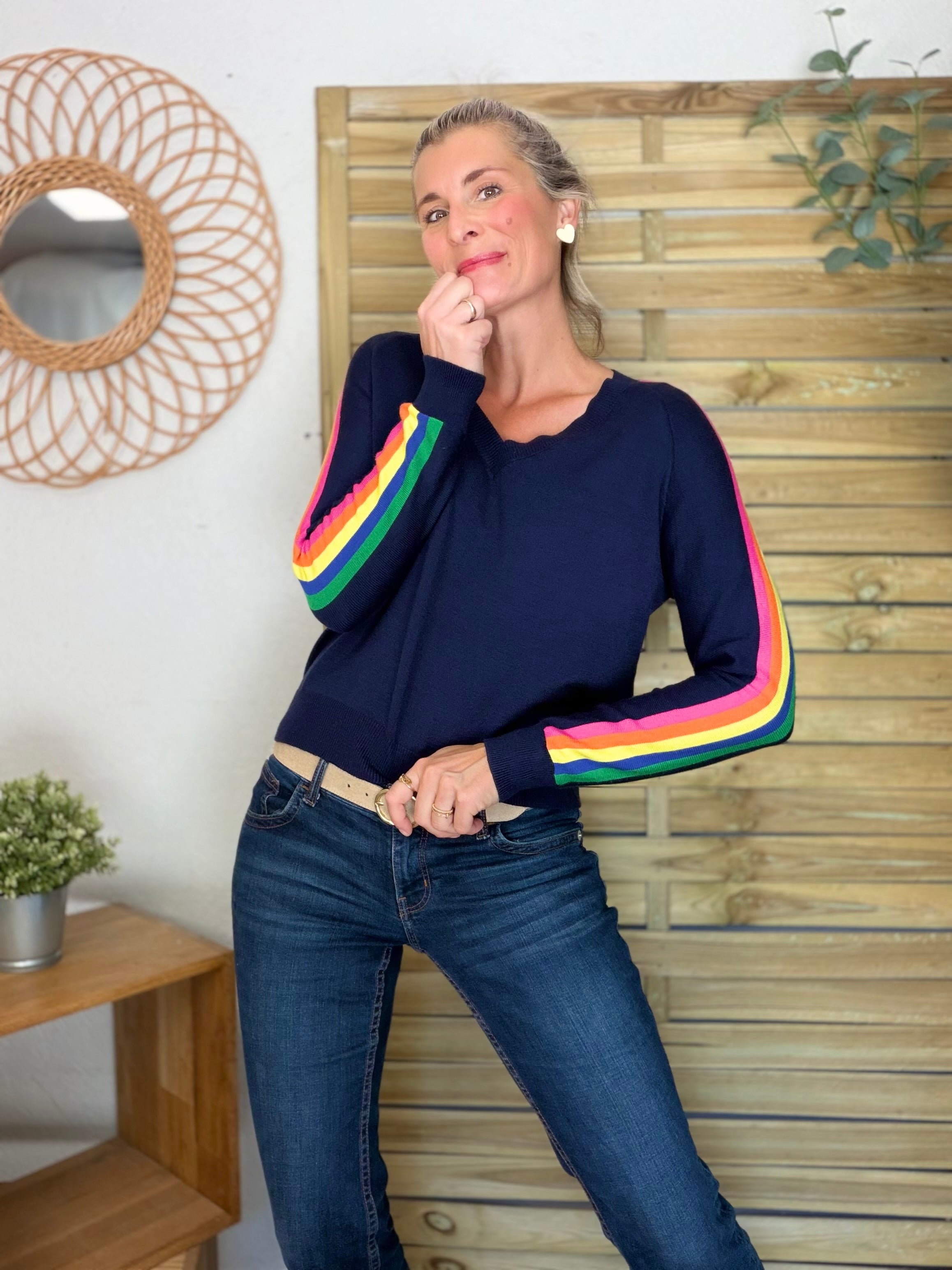 Pull avec bandes colorées, col V - RAINBOW 🌈 Bleu marine