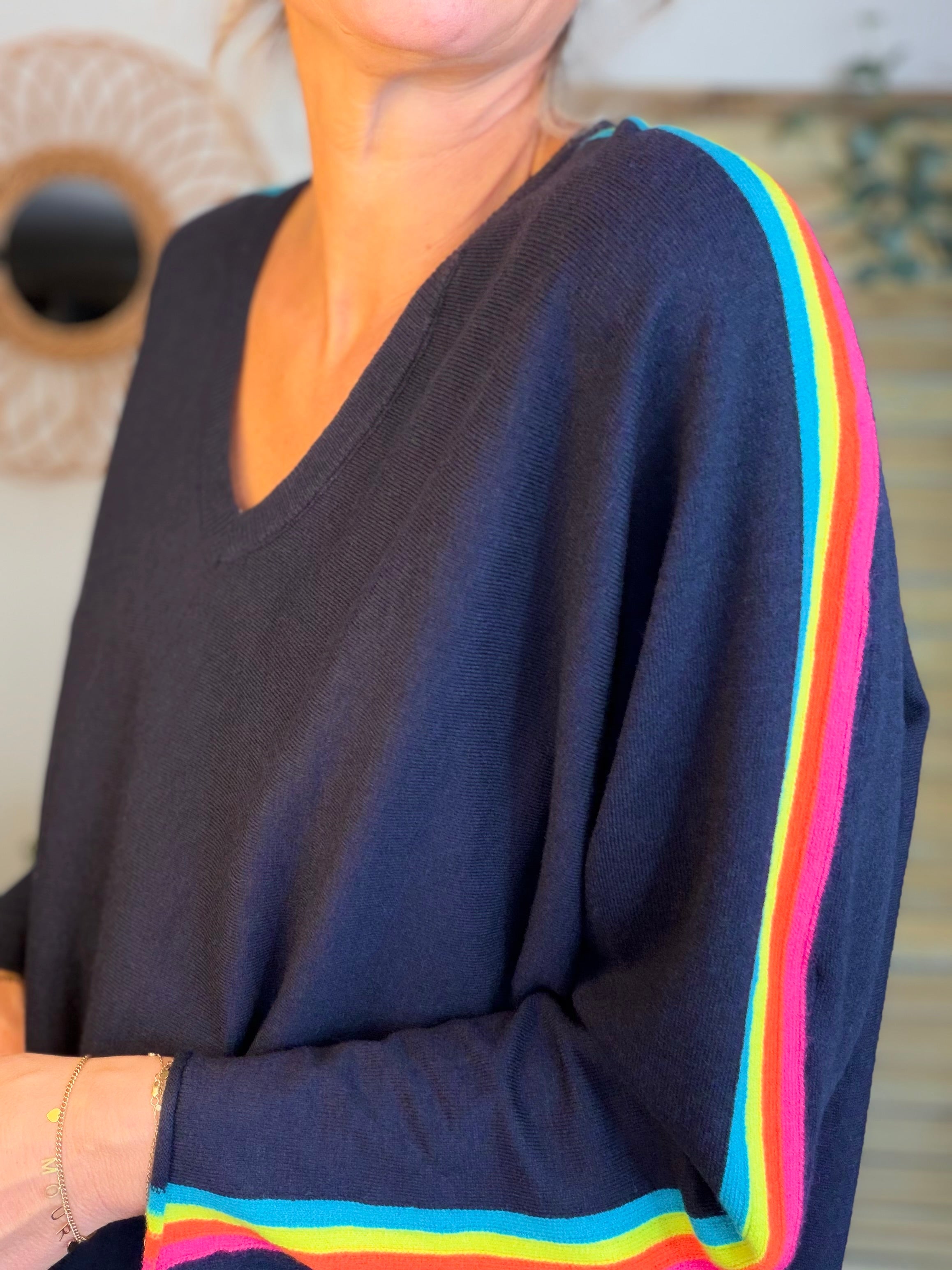 Pull fin avec bandes colorées, col V - RAINBOW OVERSIZE 🌈 Bleu marine