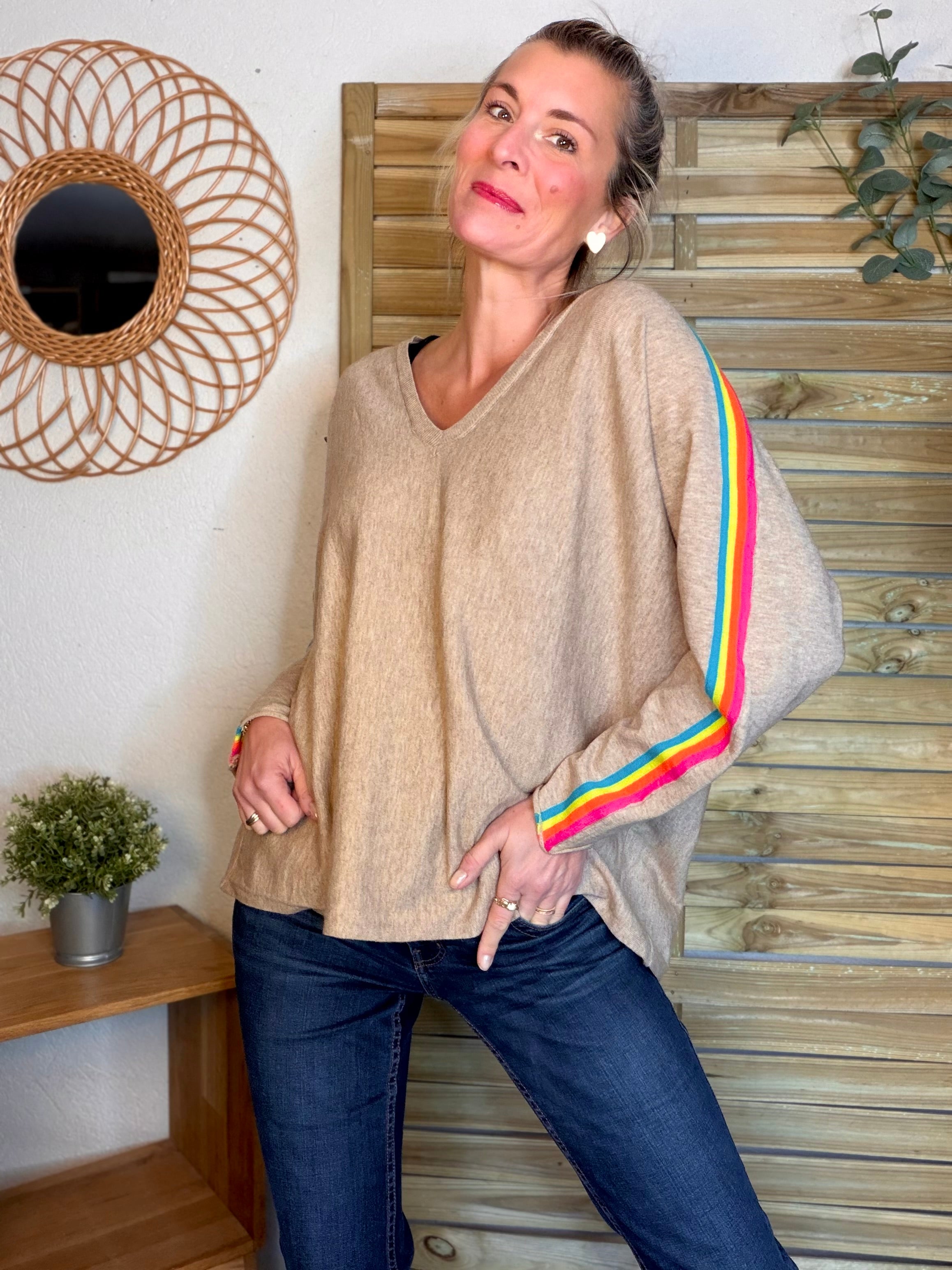 Pull fin avec bandes colorées, col V - RAINBOW OVERSIZE 🌈 Taupe