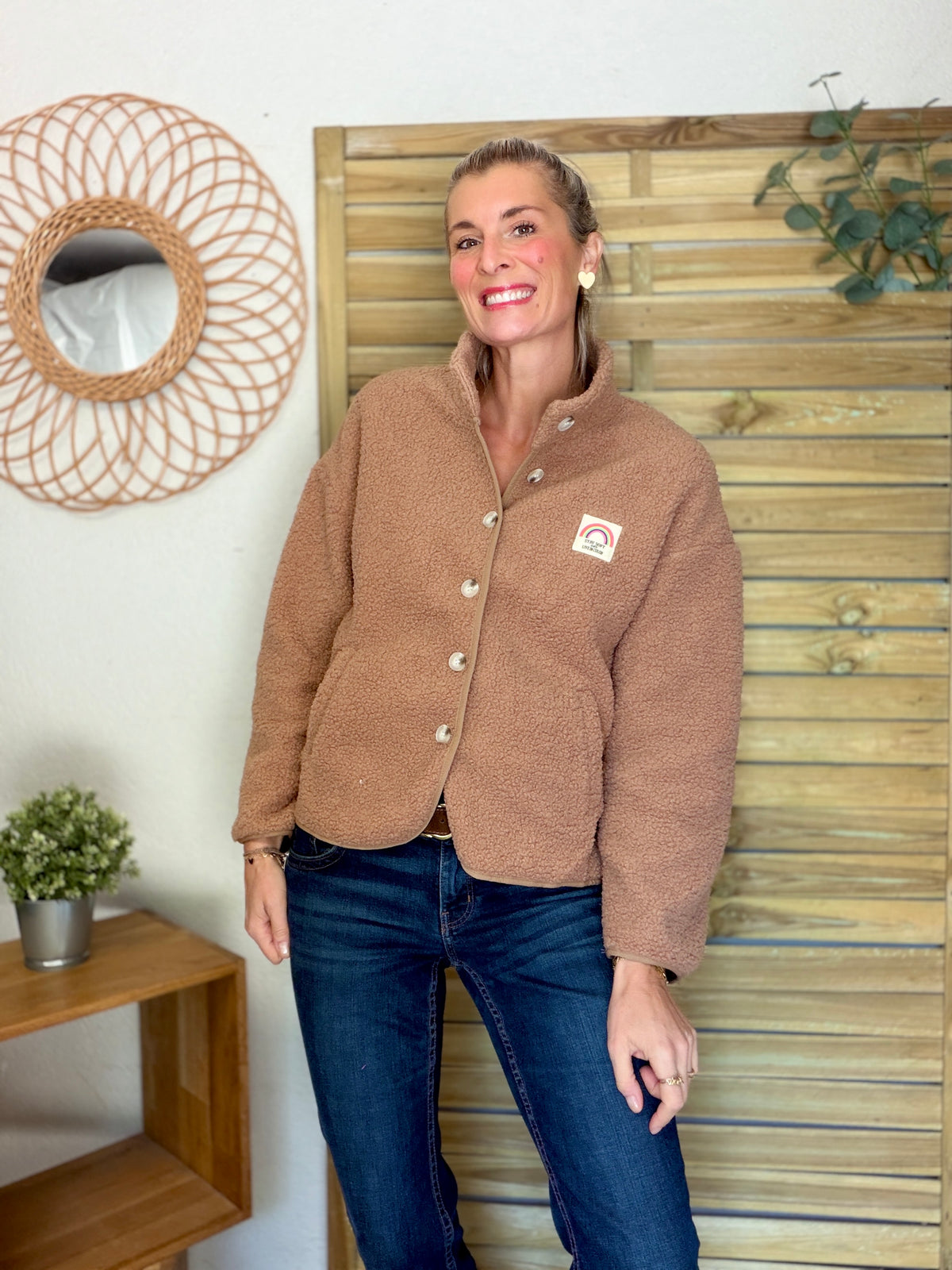 Veste Sherpa boutonnée écusson Arc-en-ciel ÉNORA Taupe rosé