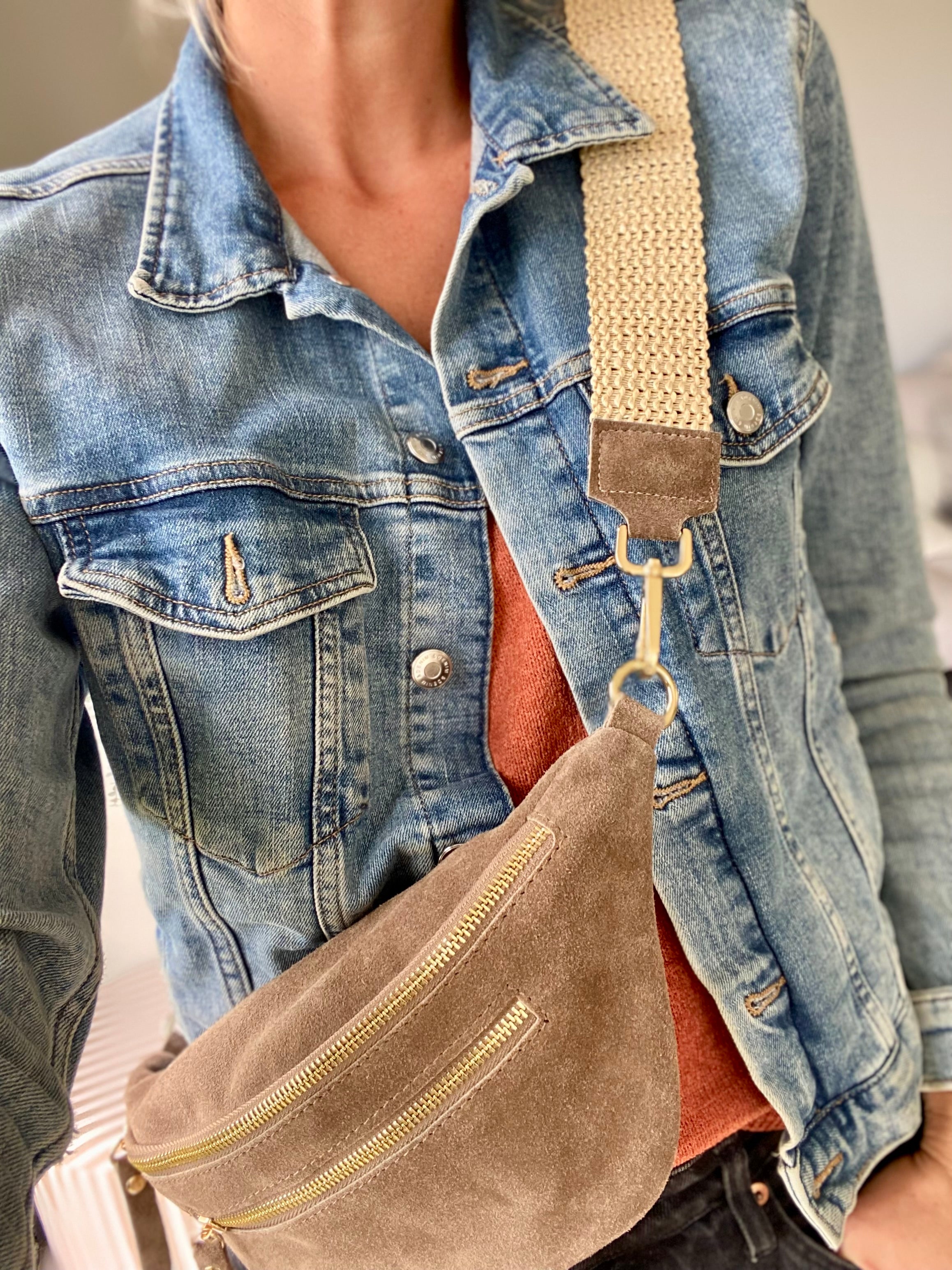 Sac banane avec poche avant, en cuir daim HOLLY - Beige taupe foncél