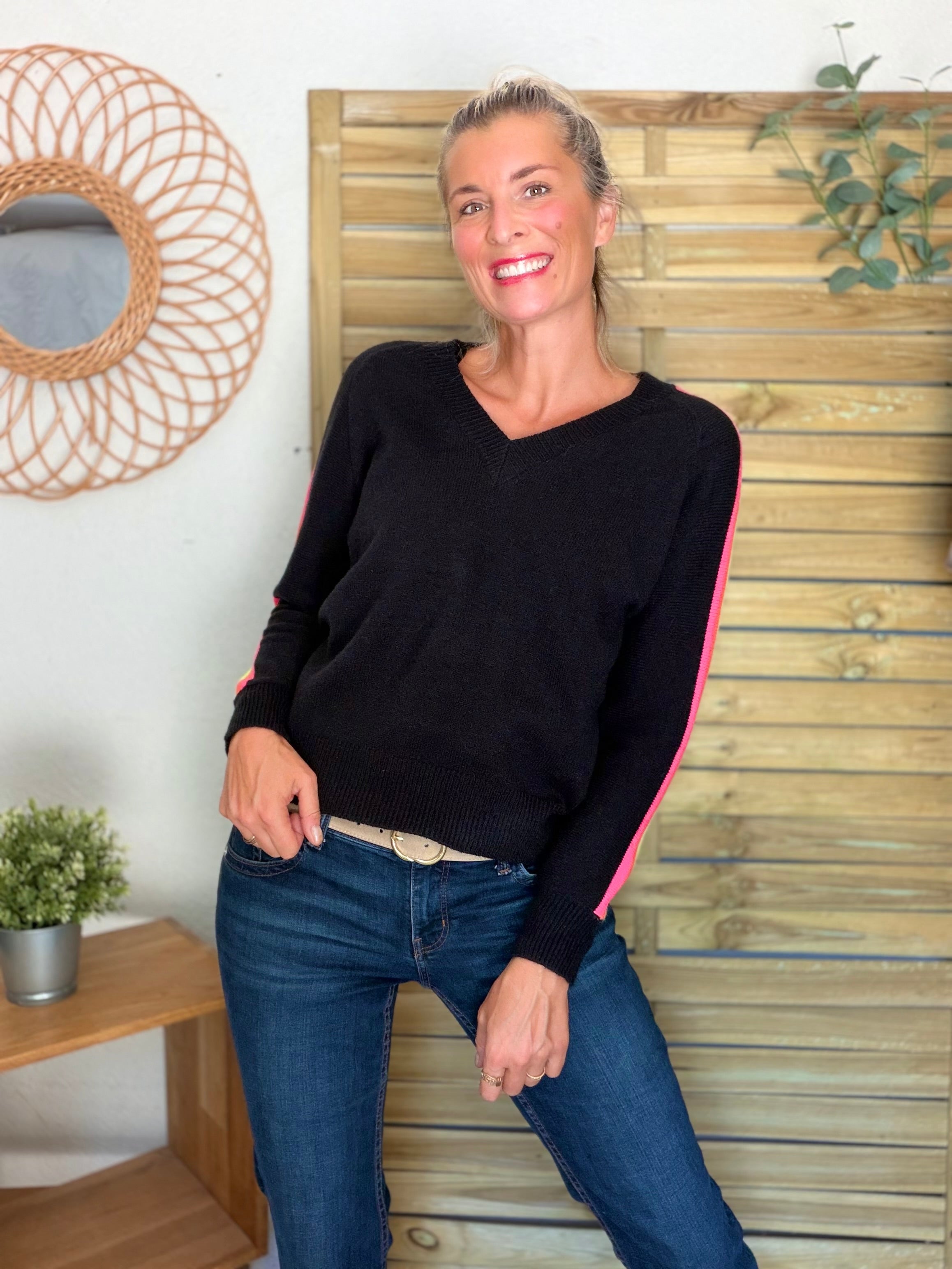 Pull épais avec bandes colorées, col V - RAINBOW 🌈 Noir - Winter 2026