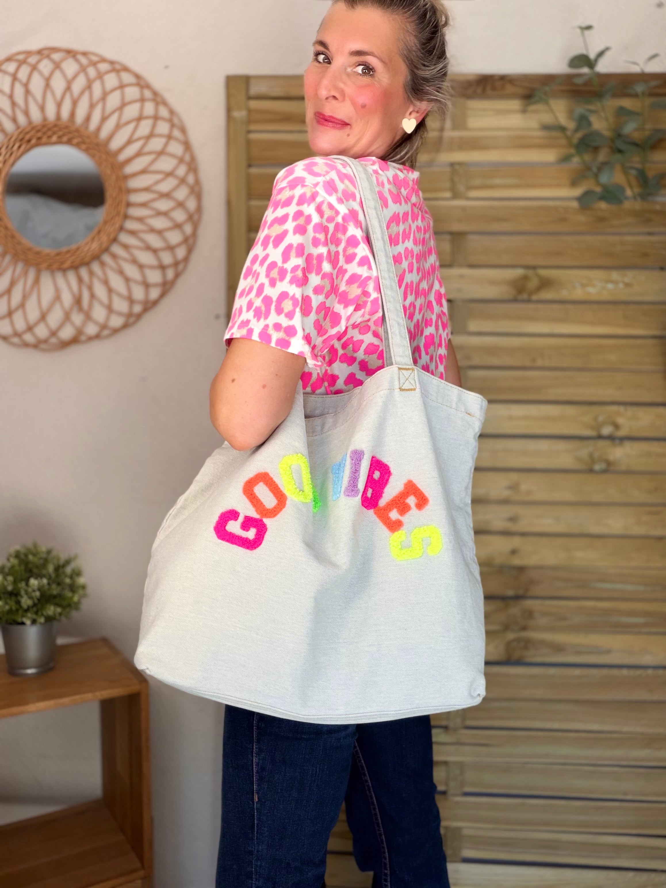 Grand cabas Tote bag GOOD VIBES Jean bleu delavé VANINA