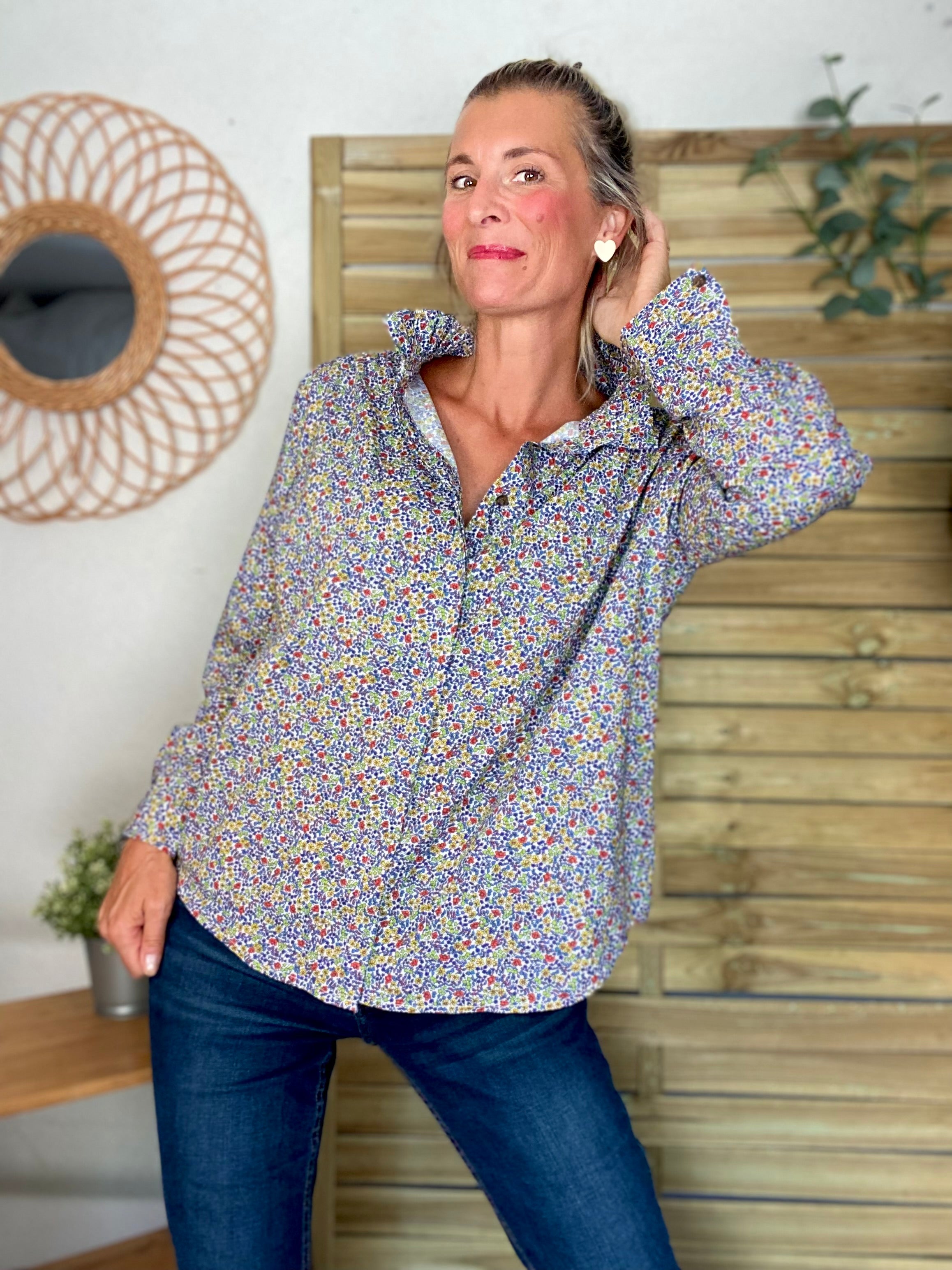 Chemise imprimée Liberty bleu, col victorien volanté CHARLOTTE