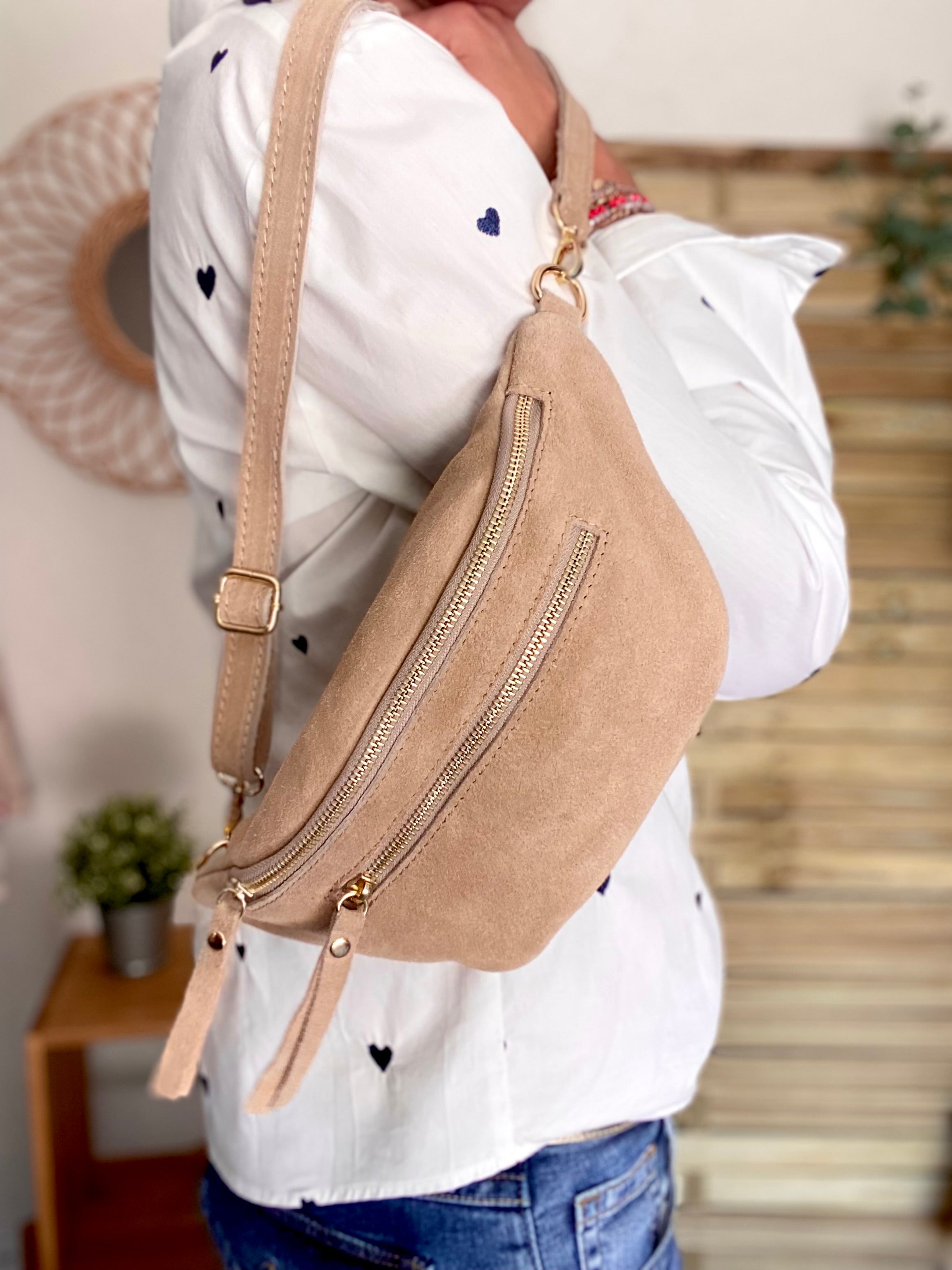 Sac banane avec poche avant, en cuir daim HOLLY - Beige