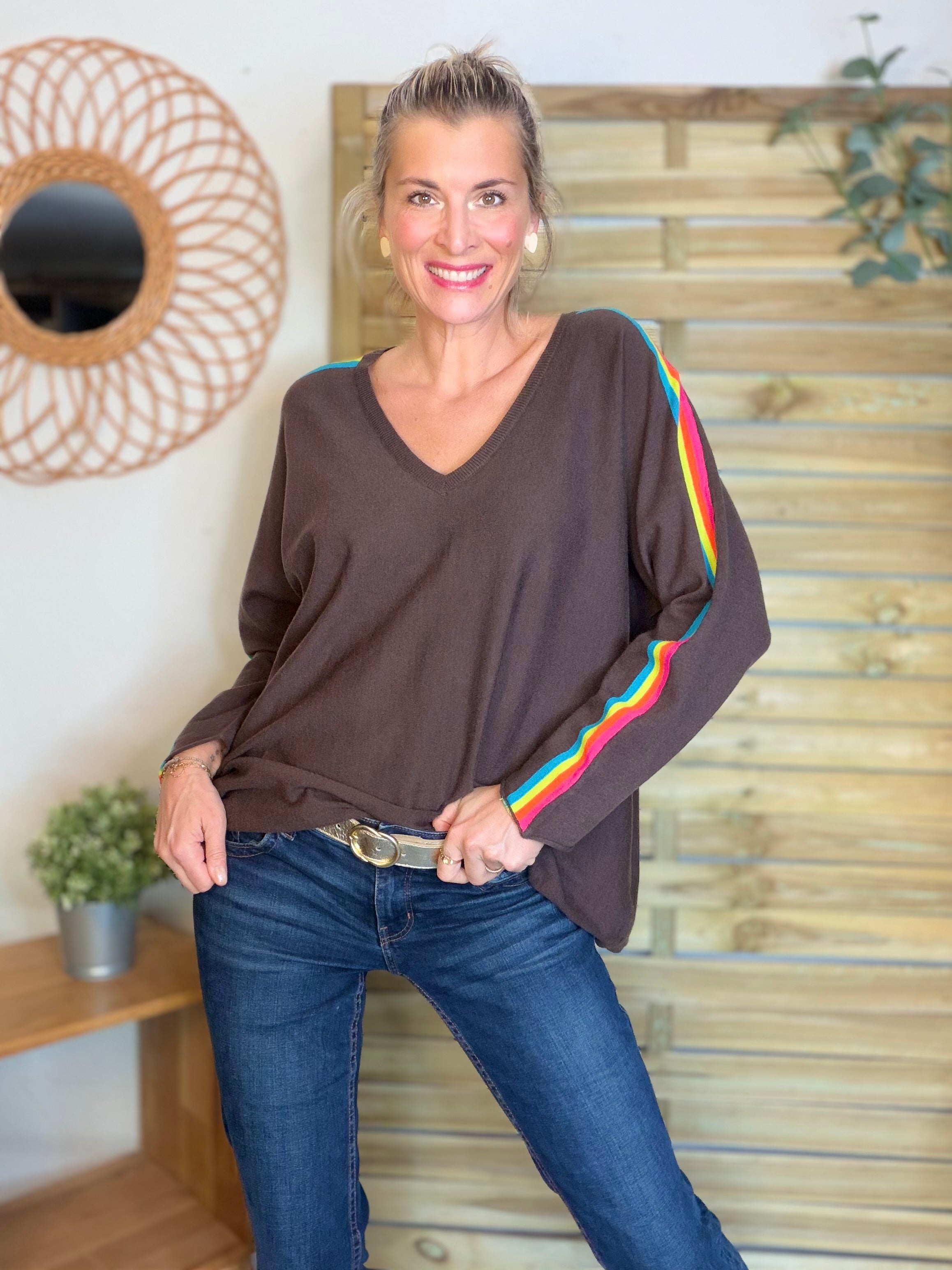 Pull fin avec bandes colorées, col V - RAINBOW OVERSIZE 🌈 Chocolat