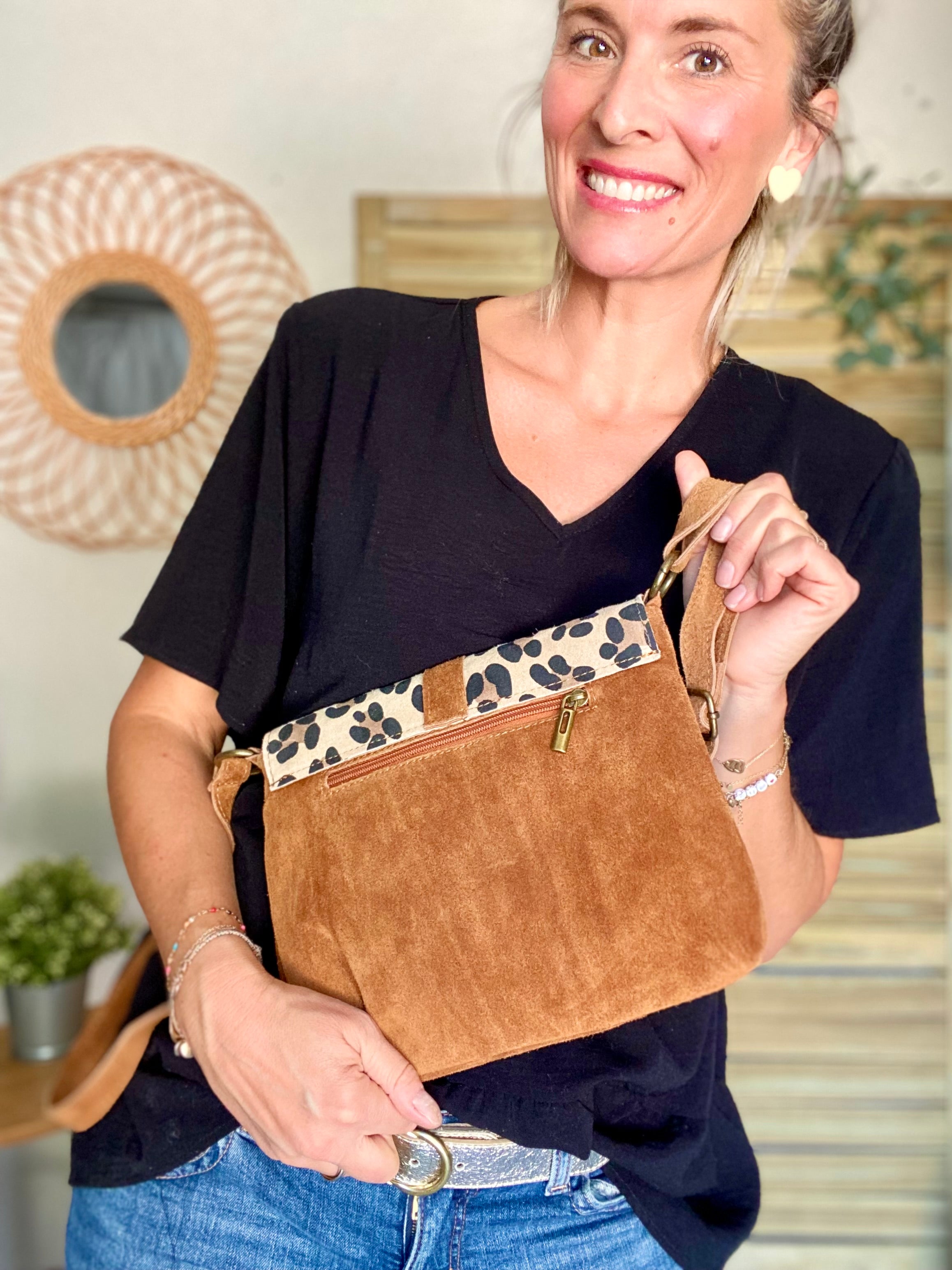 Sac bandouliere en croute de cuir Leo NANCY Camel