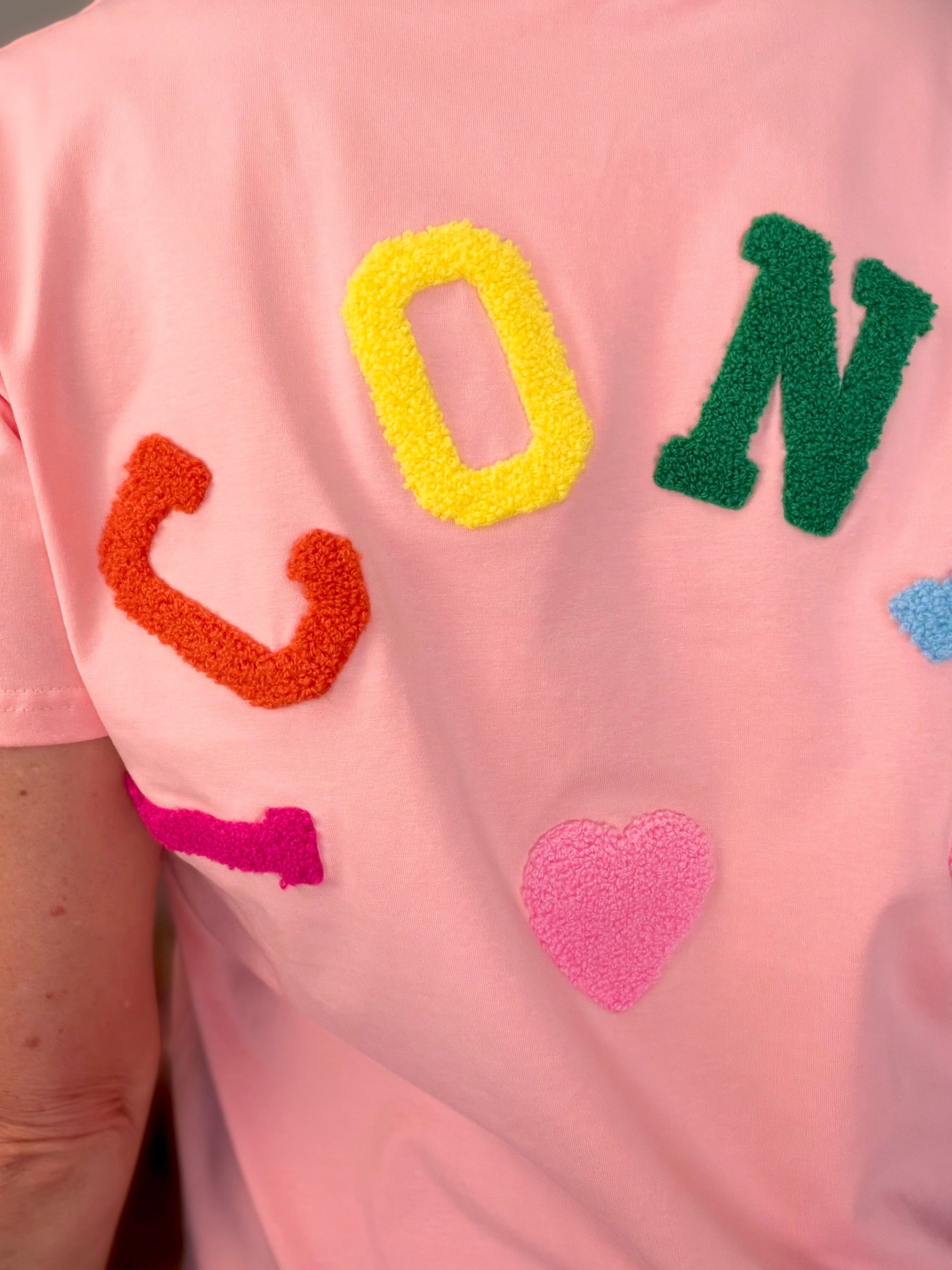 Tee shirt col V ICONIC club multicolore CARO - Rose clair