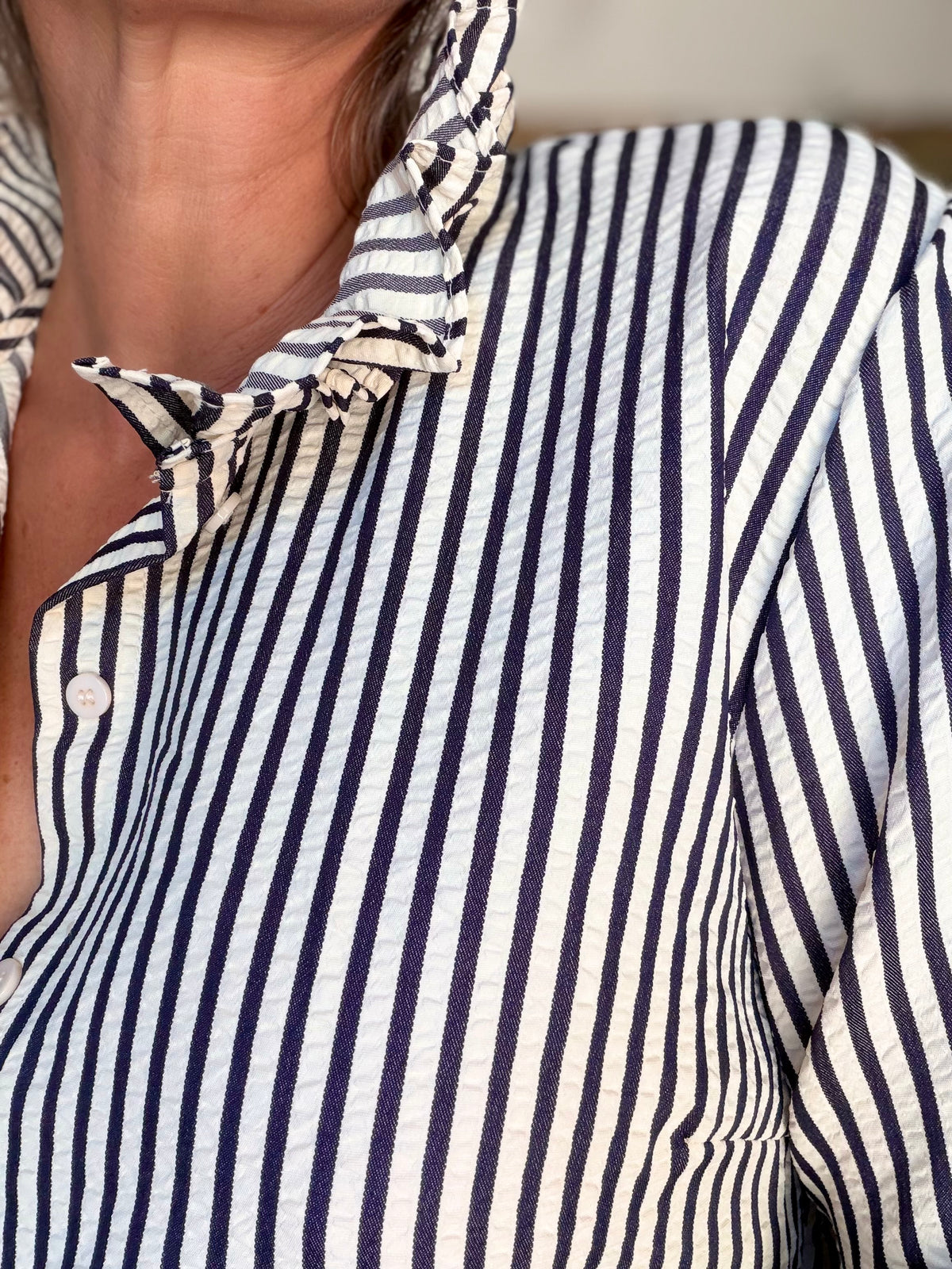 Chemise fluide rayée bleu marine gaufré col victorien CÉLINE