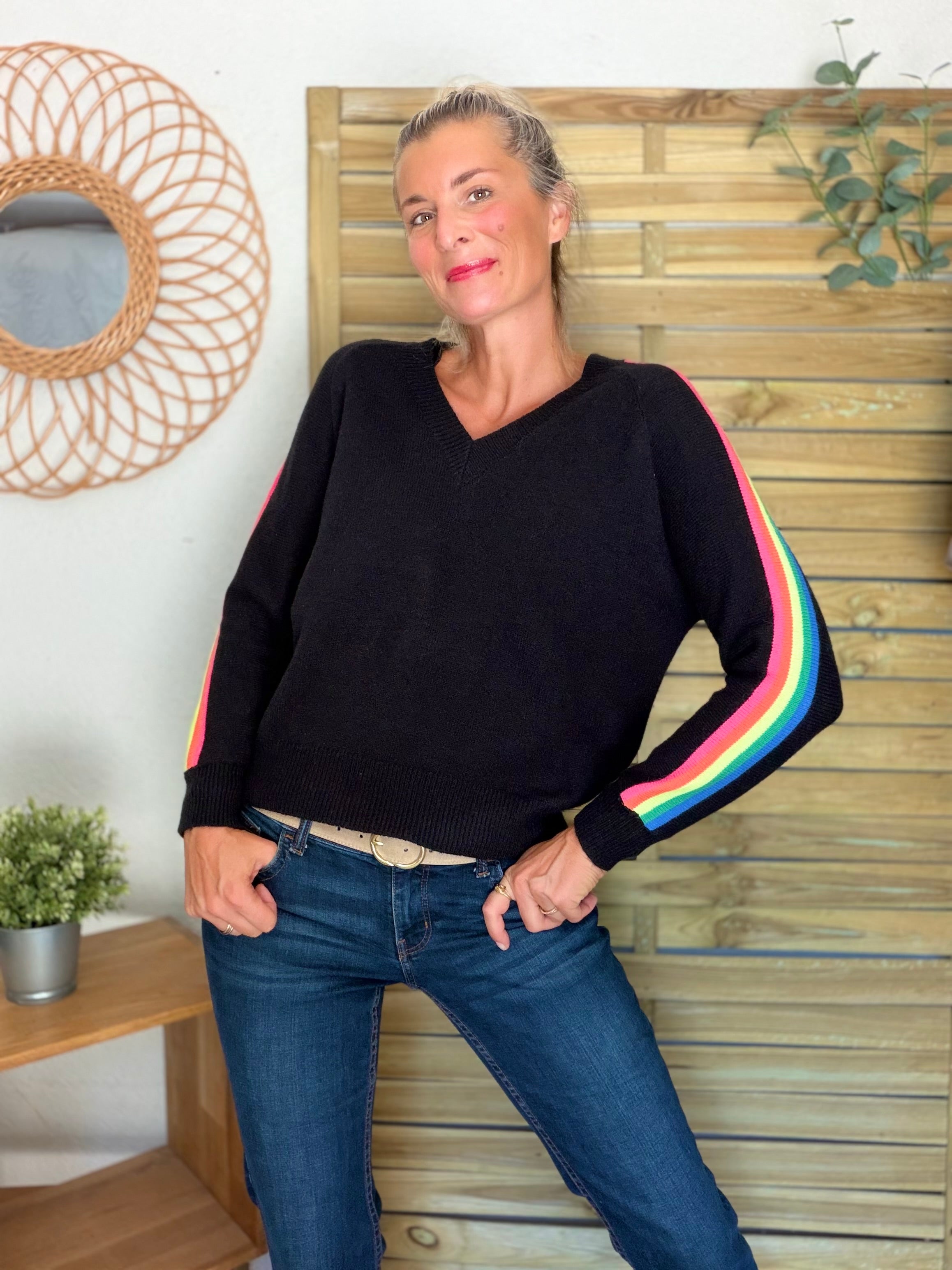 Pull épais avec bandes colorées, col V - RAINBOW 🌈 Noir - Winter 2026