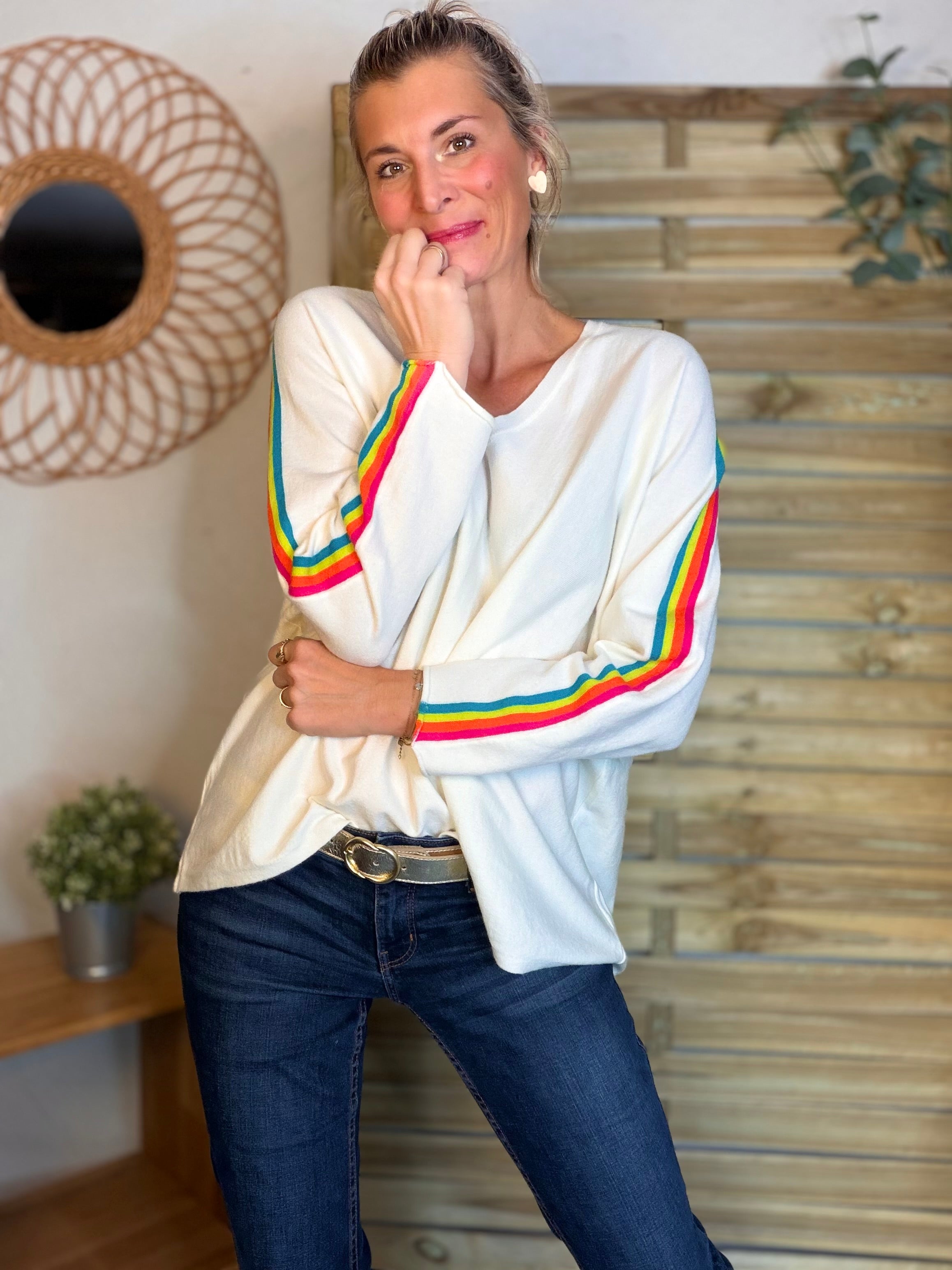 Pull fin avec bandes colorées, col V - RAINBOW OVERSIZE 🌈 Écru