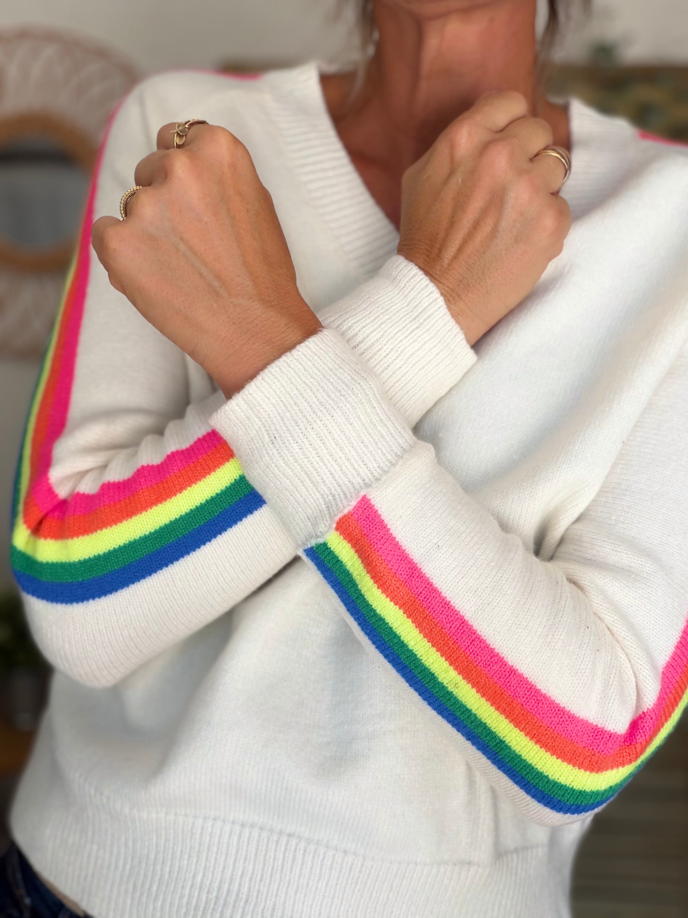 Pull épais avec bandes colorées, col V - RAINBOW 🌈 Écru - Winter 2026