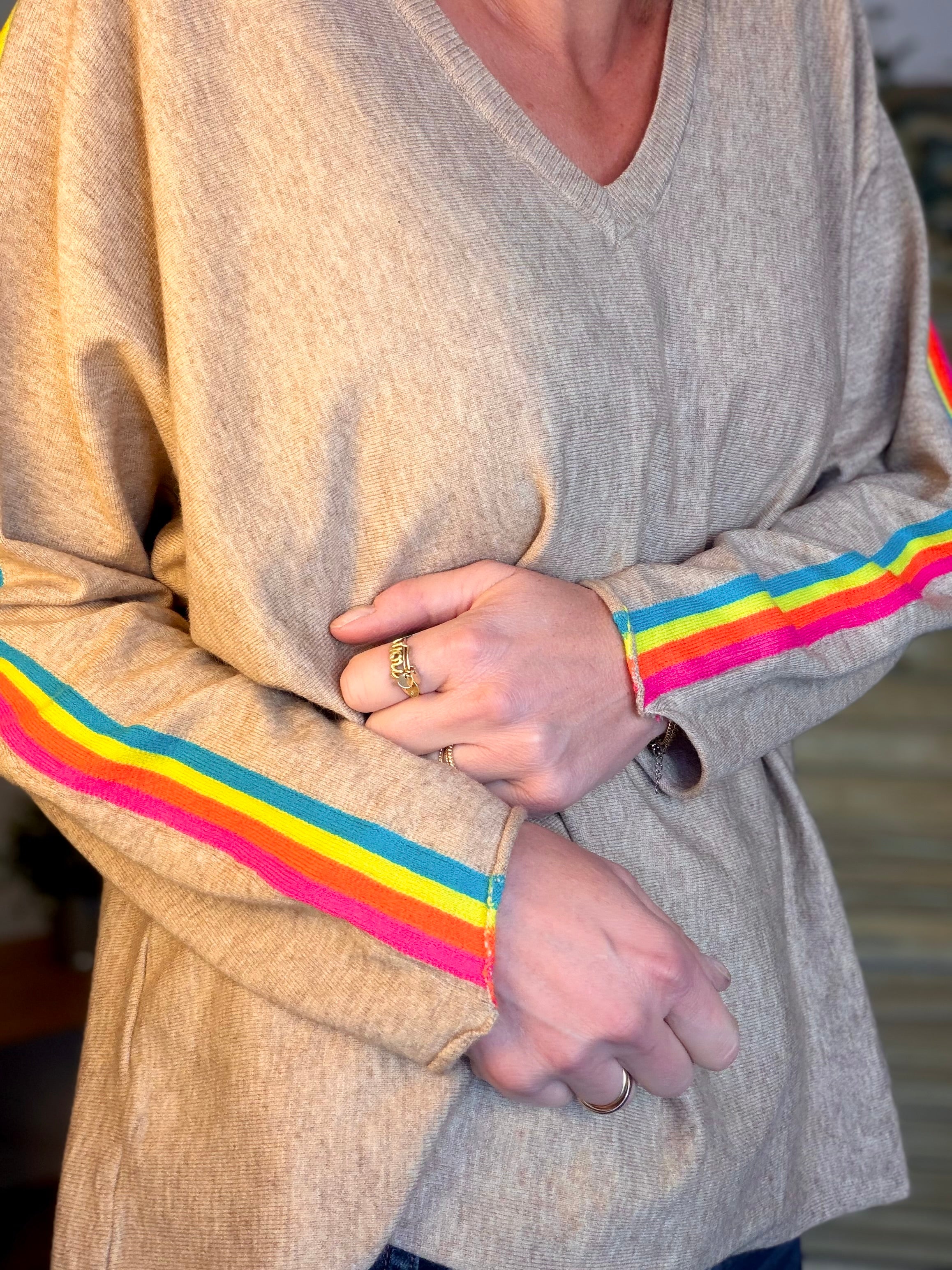 Pull fin avec bandes colorées, col V - RAINBOW OVERSIZE 🌈 Taupe
