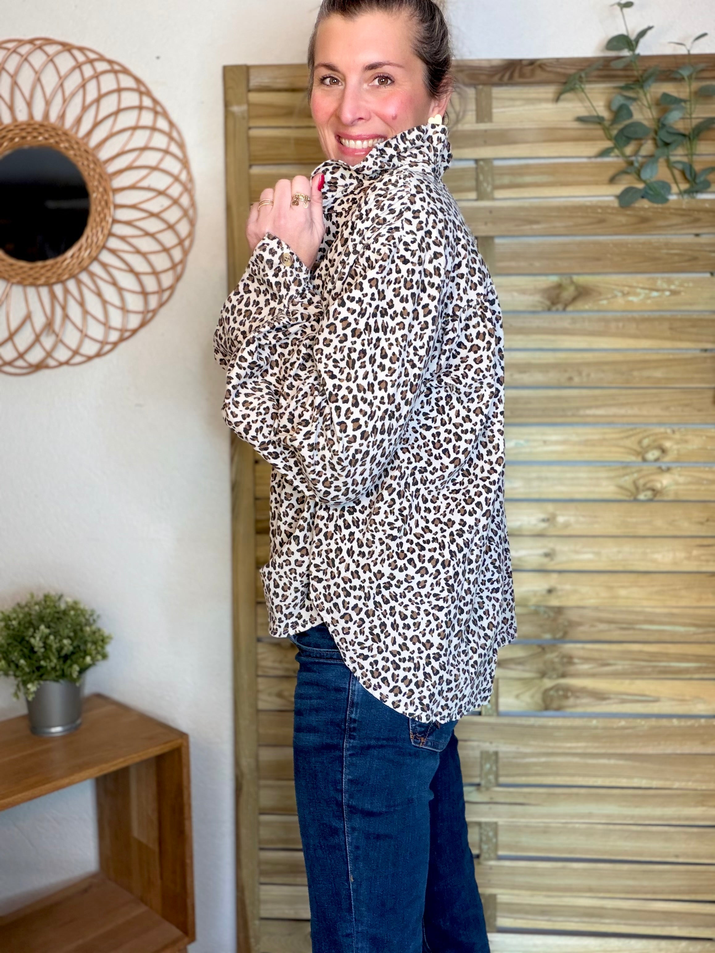 Chemise en velours côtelé fin coton, col volanté FRIDA - Léo beige 🐆