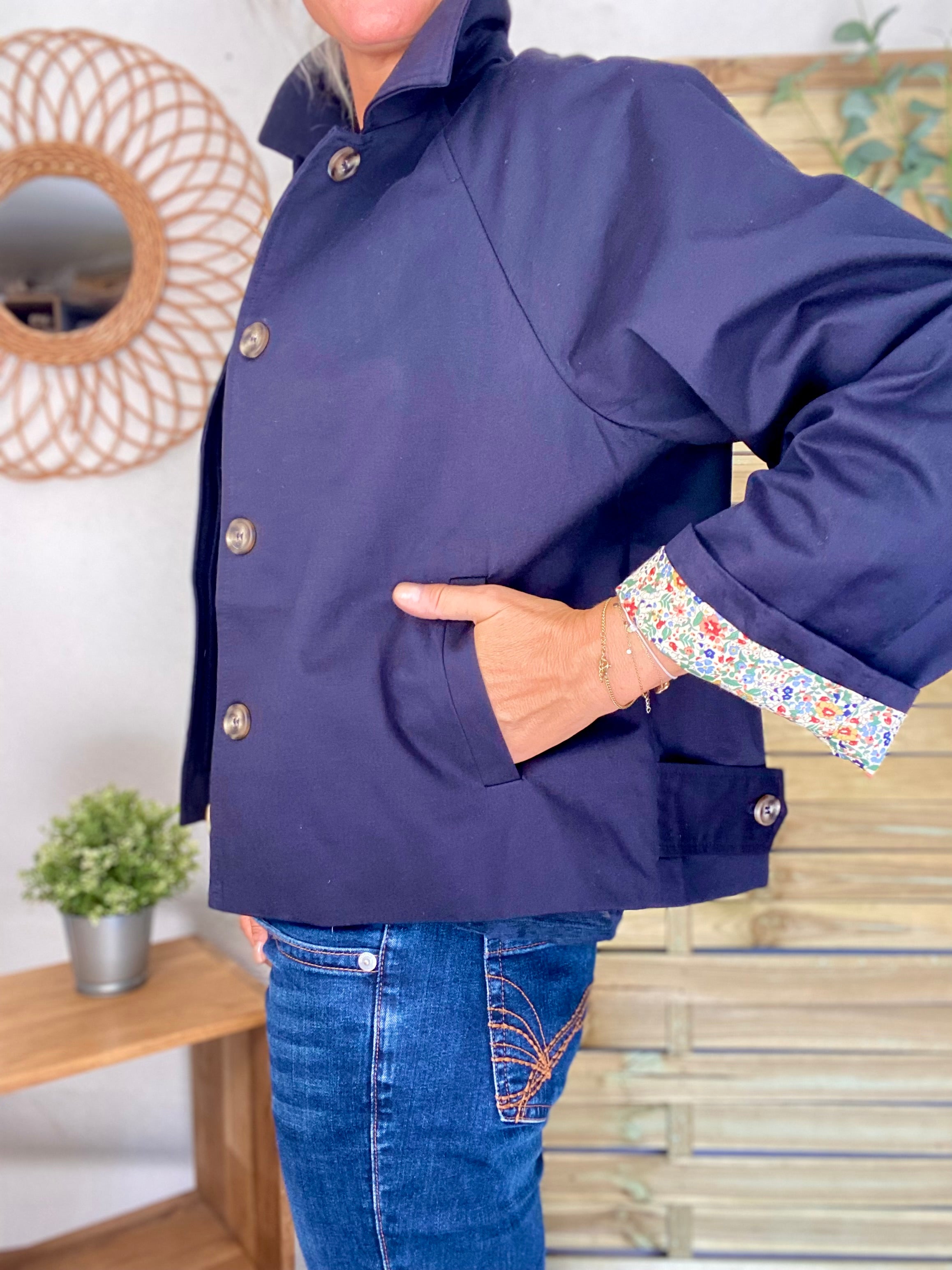 Veste Trench en coton bleu marine avec Liberty - MAHAUT