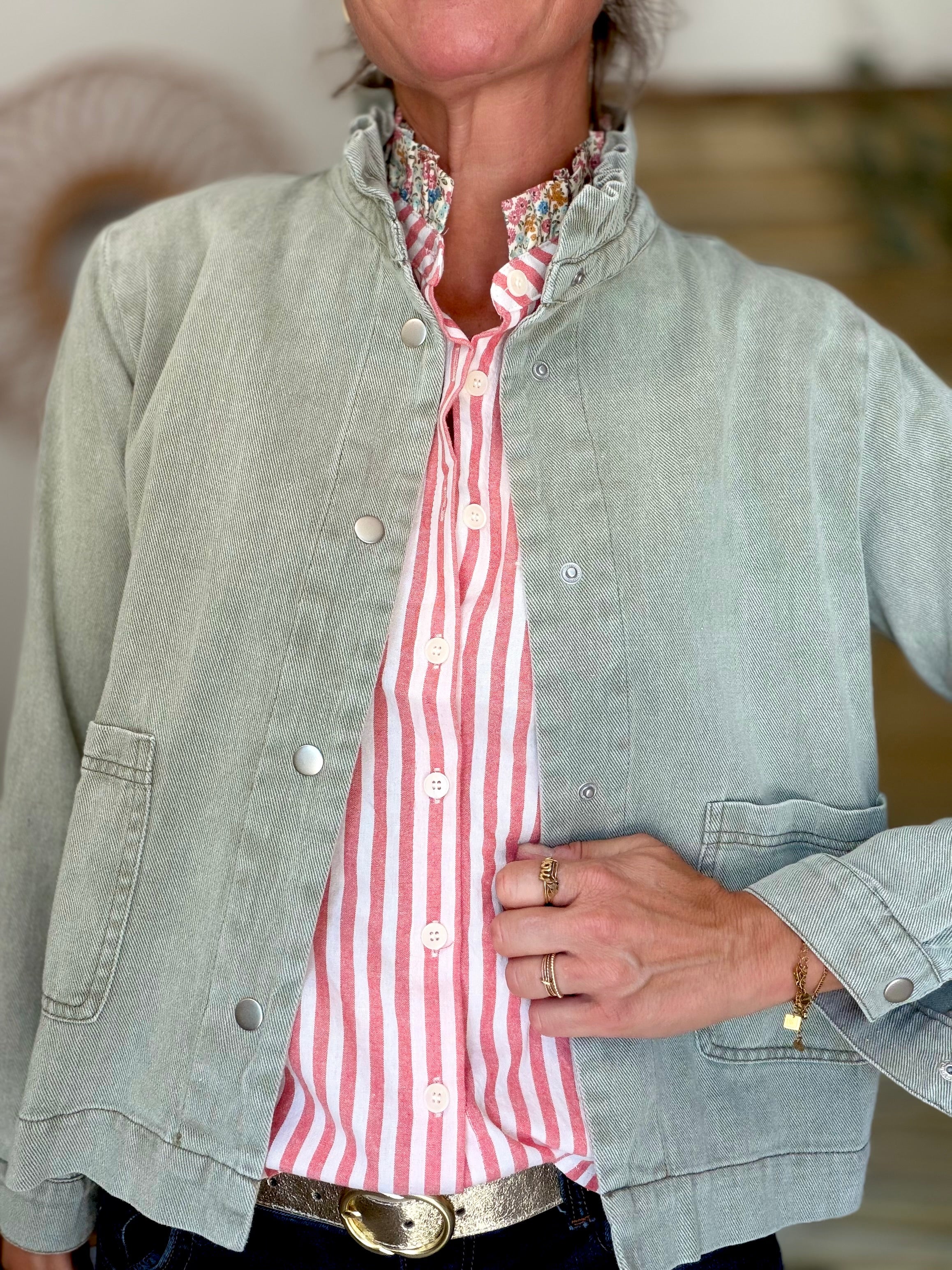 Veste courte légère col volanté JUNE - Kaki clair