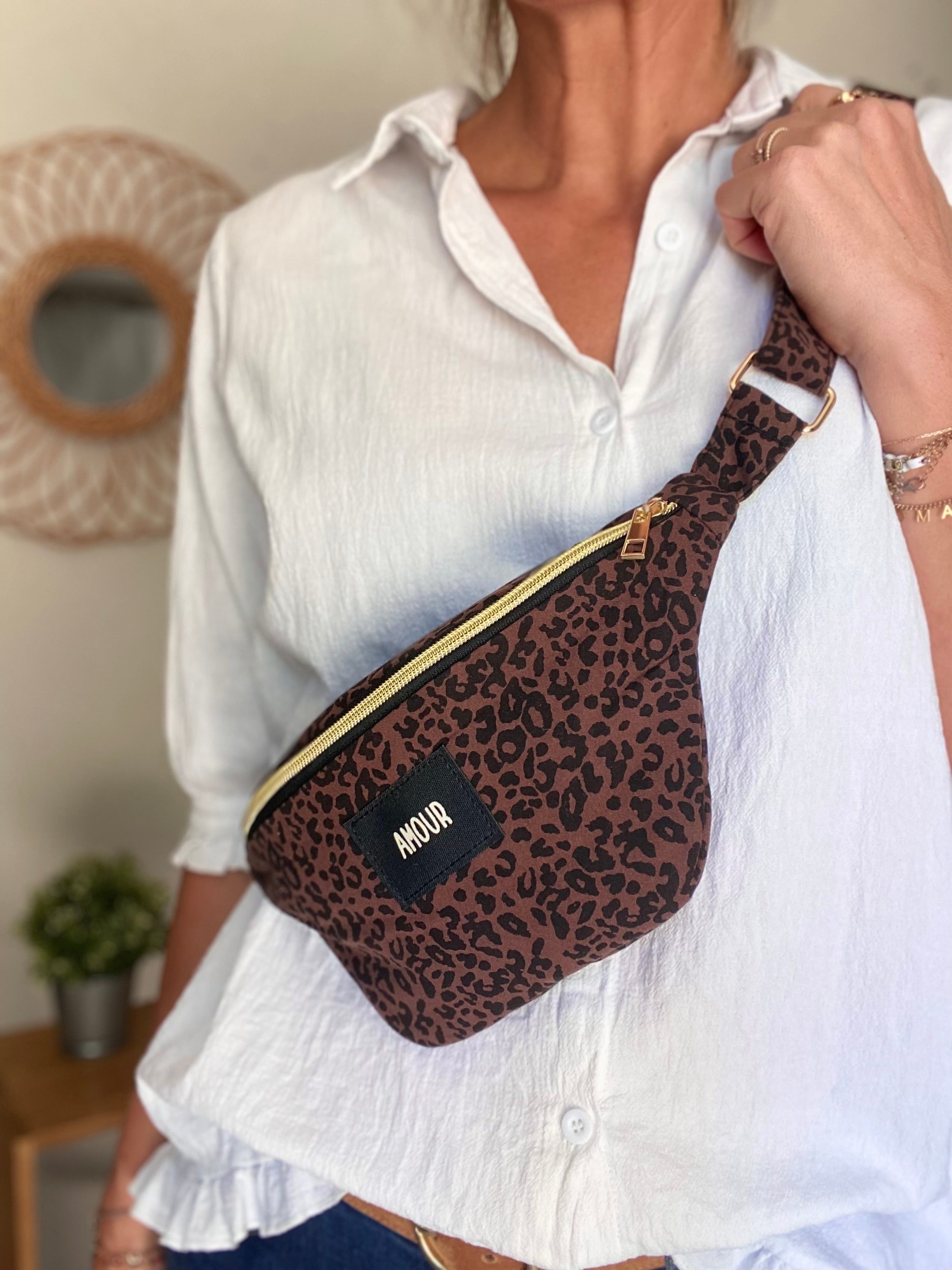 Sac banane COLETTE écusson Amour ou Bichette - motif Léopard 🐆