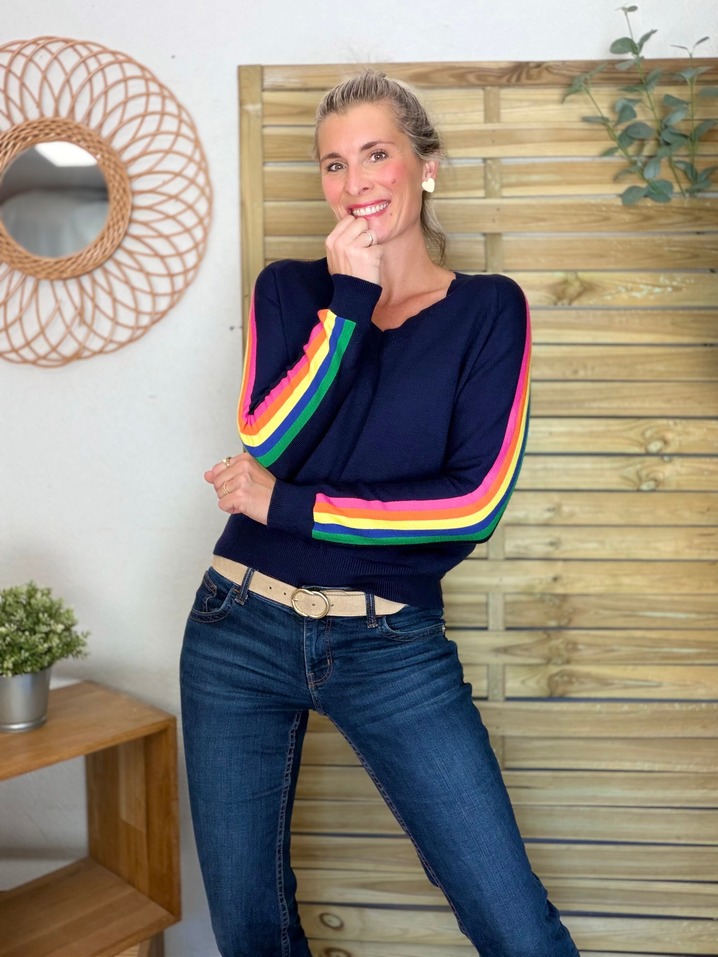 Pull avec bandes colorées, col V - RAINBOW 🌈 Bleu marine