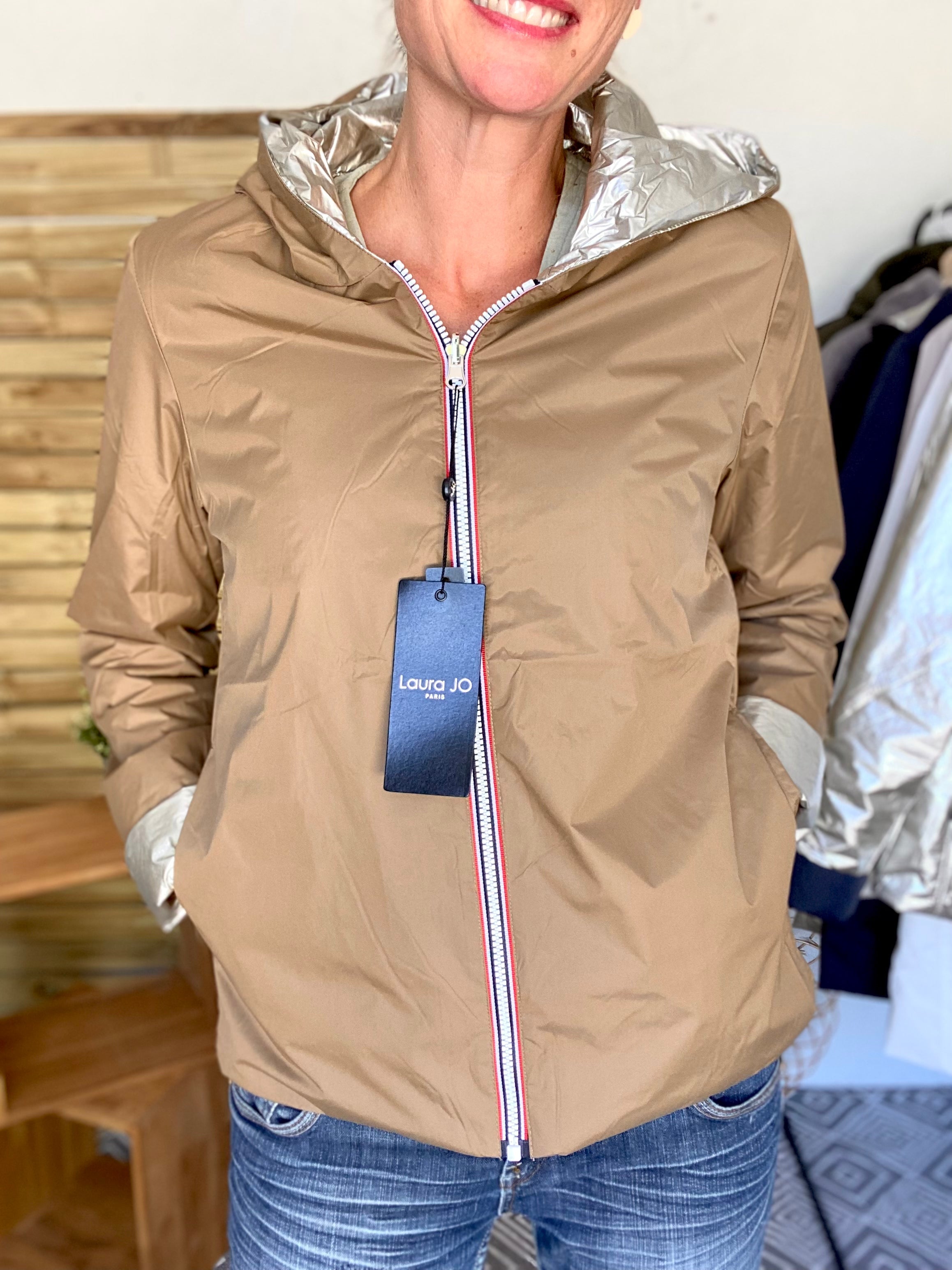 *** PROMO sur Tailles L et XL - Imperméable réversible rembourré LOUISON COURT - Camel/Doré - Laura Jo