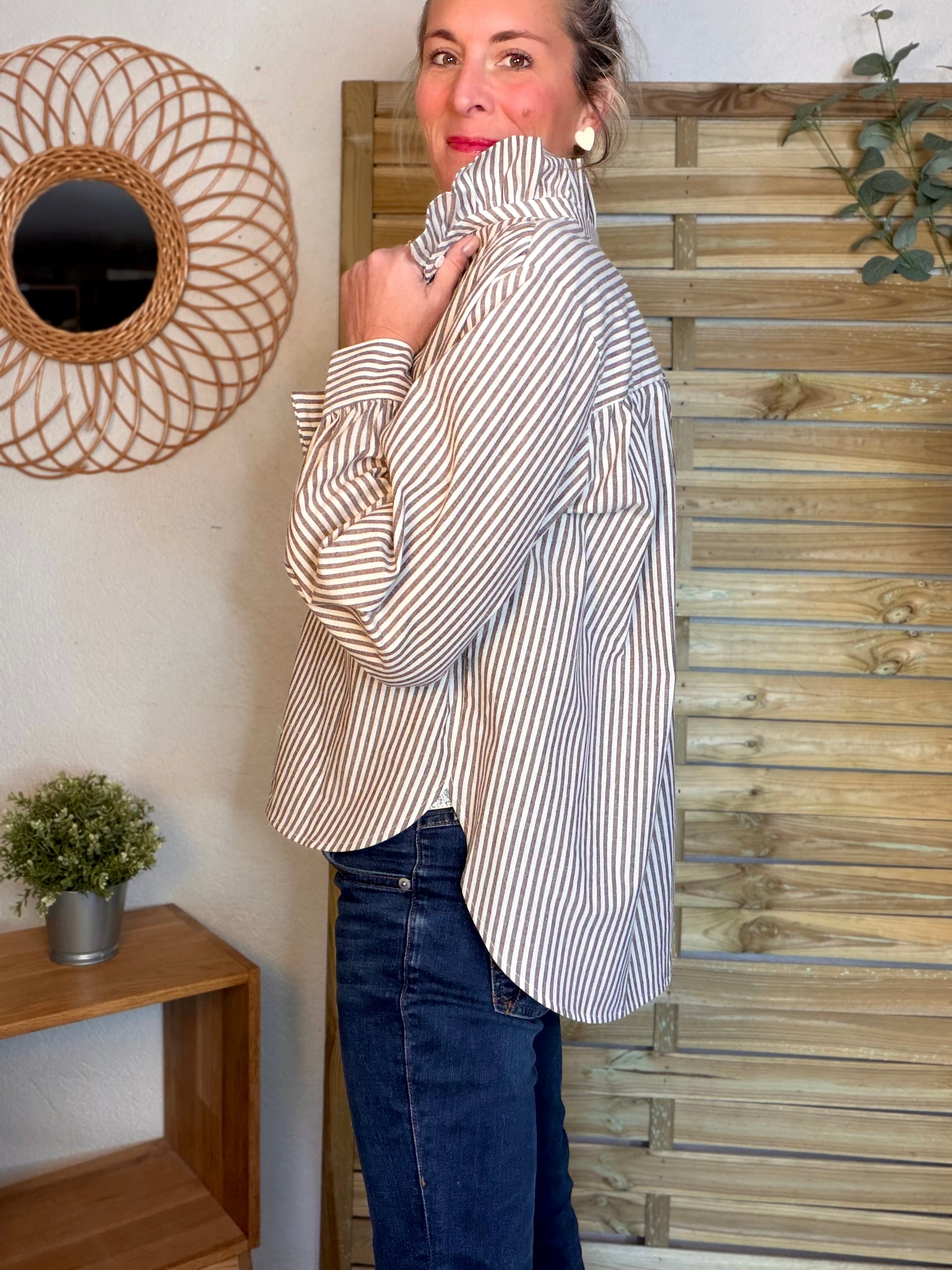 Chemise en coton rayée col victorien BRIGITTE - Café