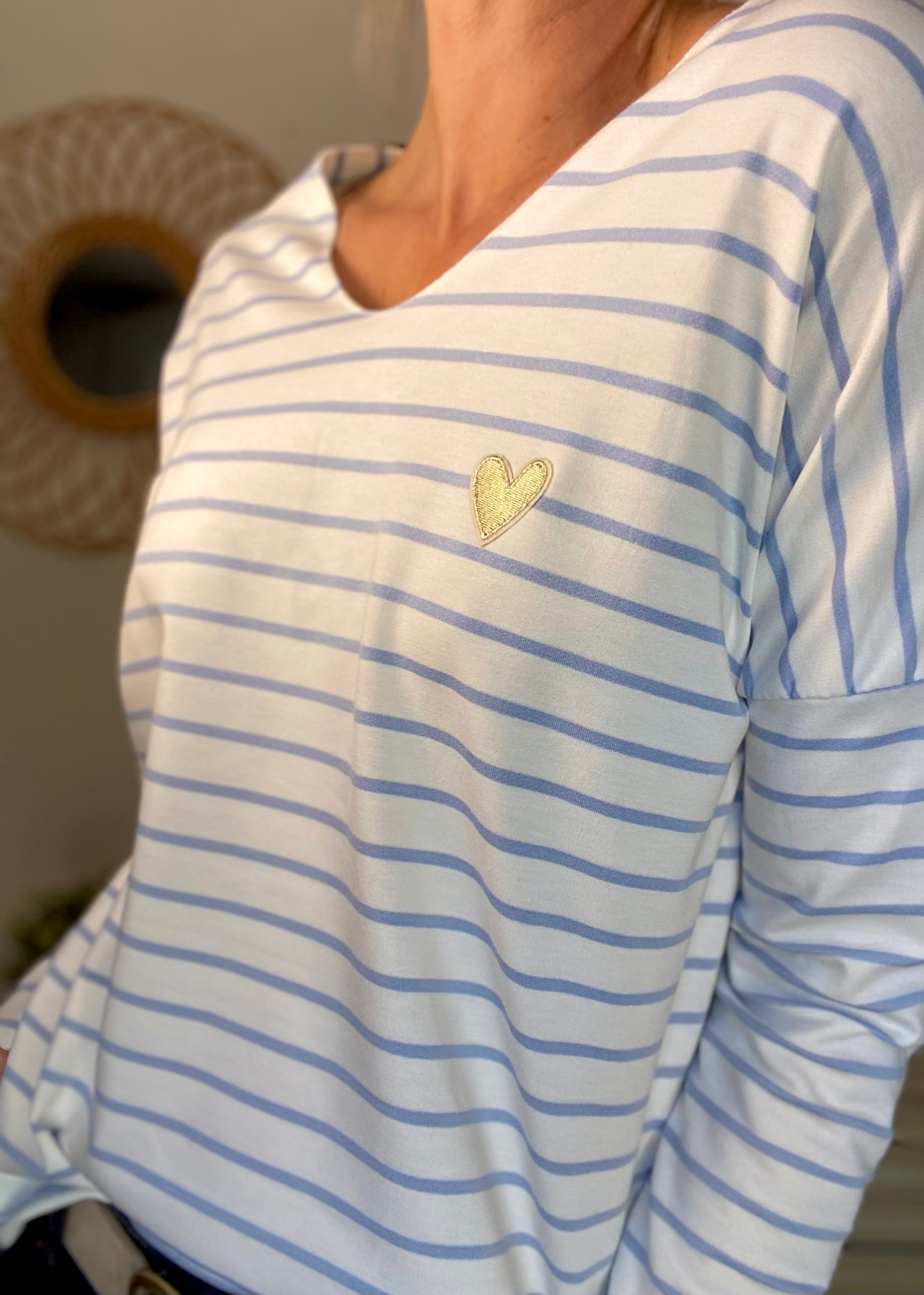 Pull fin rayé col V coeur doré 💛 NOLWENN - Bleu ciel