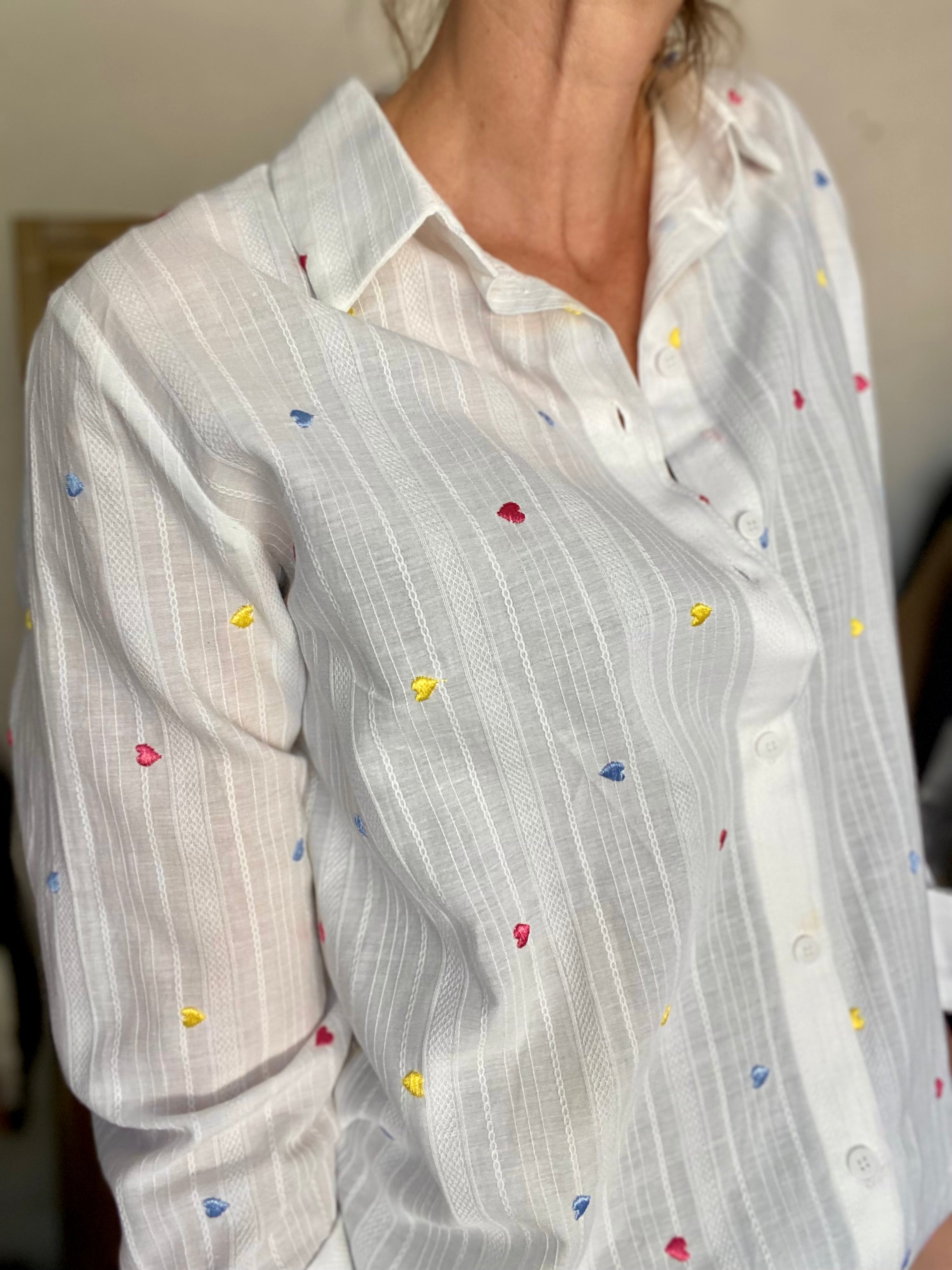 Chemise en coton avec cœurs brodés LÉA - FIN DE SÉRIE