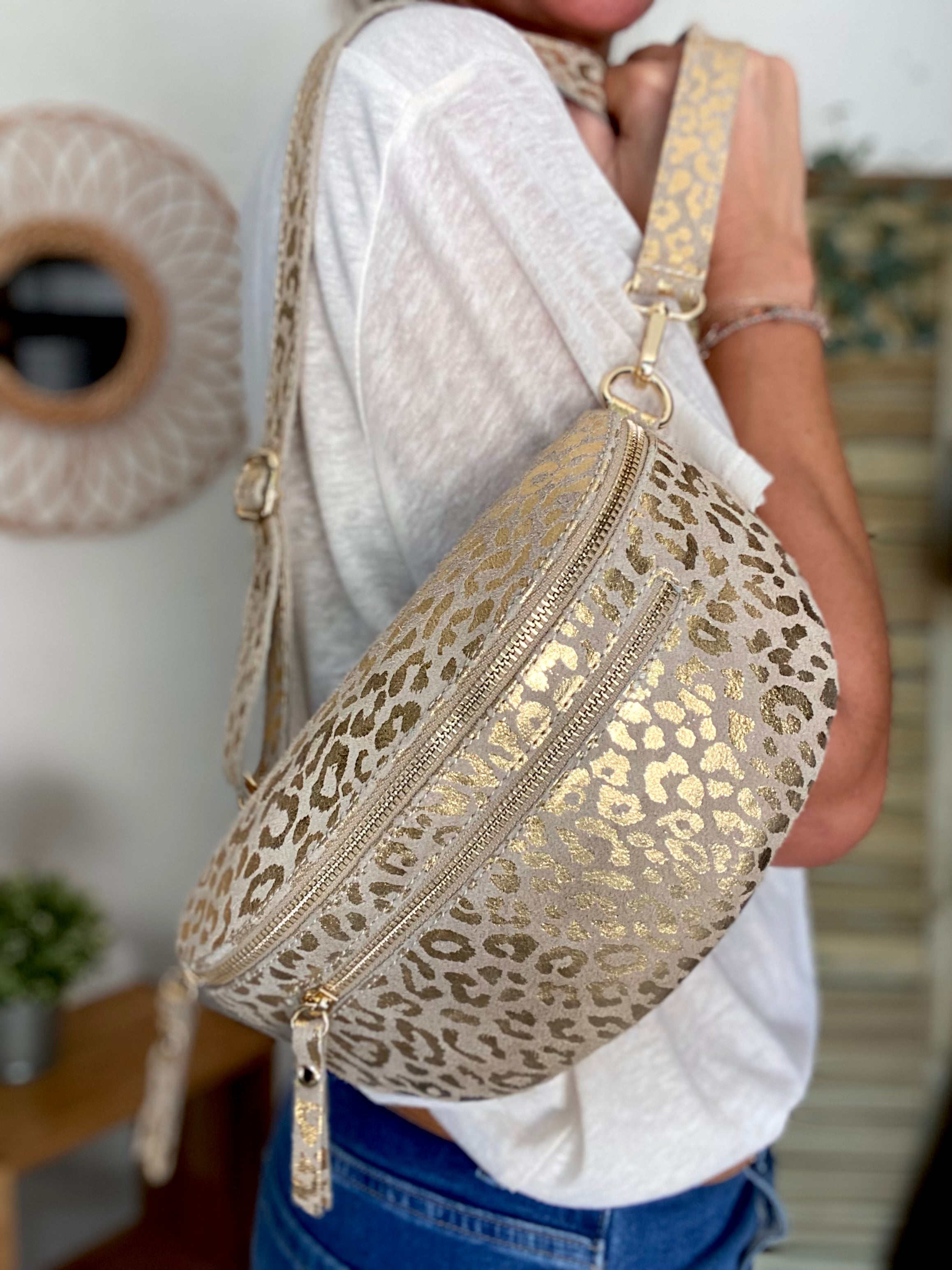 Sac banane en croûte de cuir Léo + poche avant ALISON - Léo doré