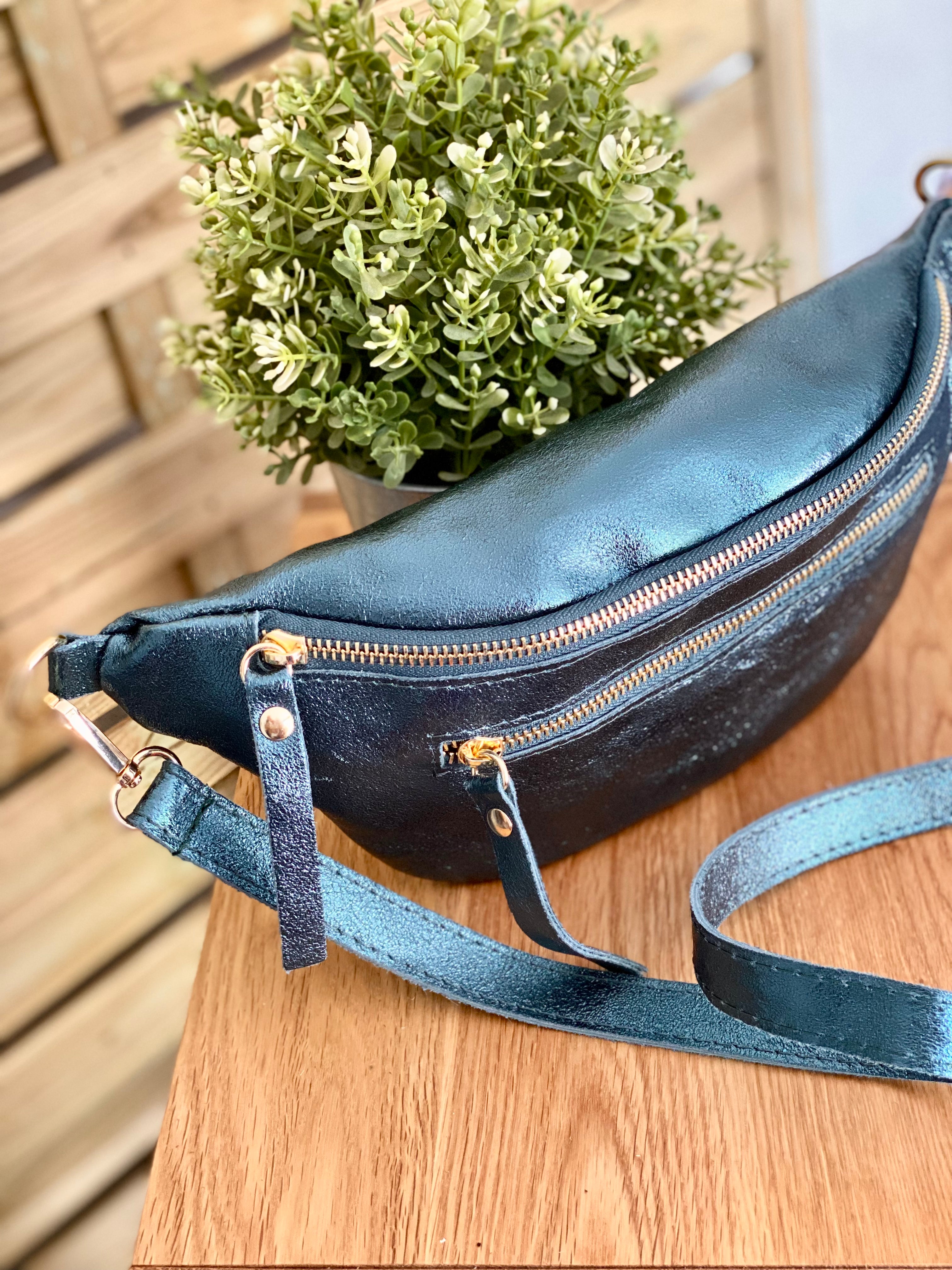 Sac banane en cuir irisé ERYN - Bleu pétrole (9 coloris)