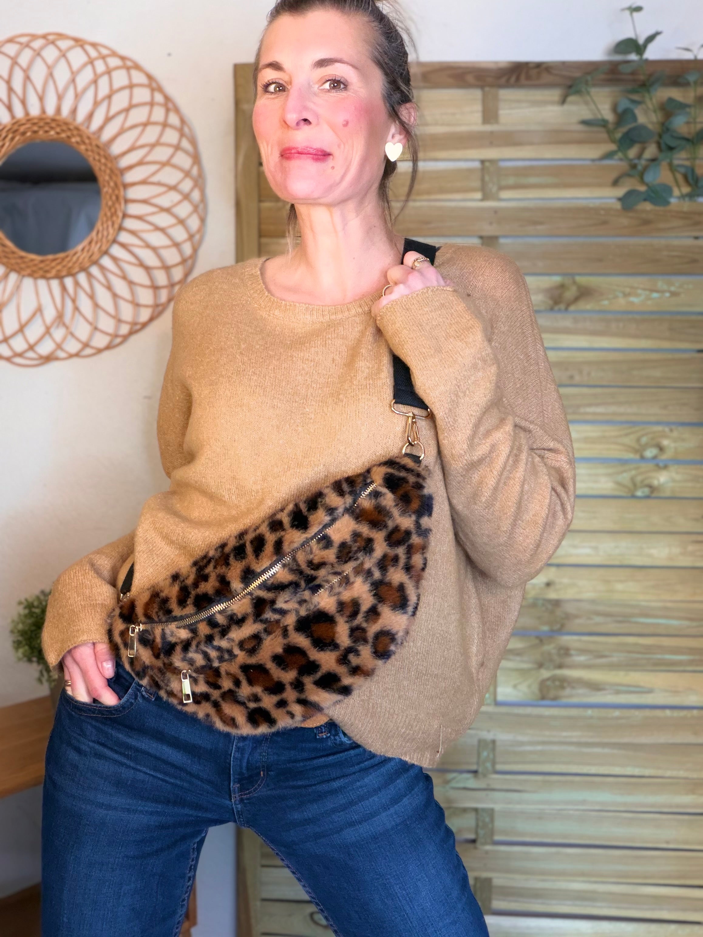 Sac banane L avec poche zippée avant, fourrure Léo Camel - STACEY 🐆