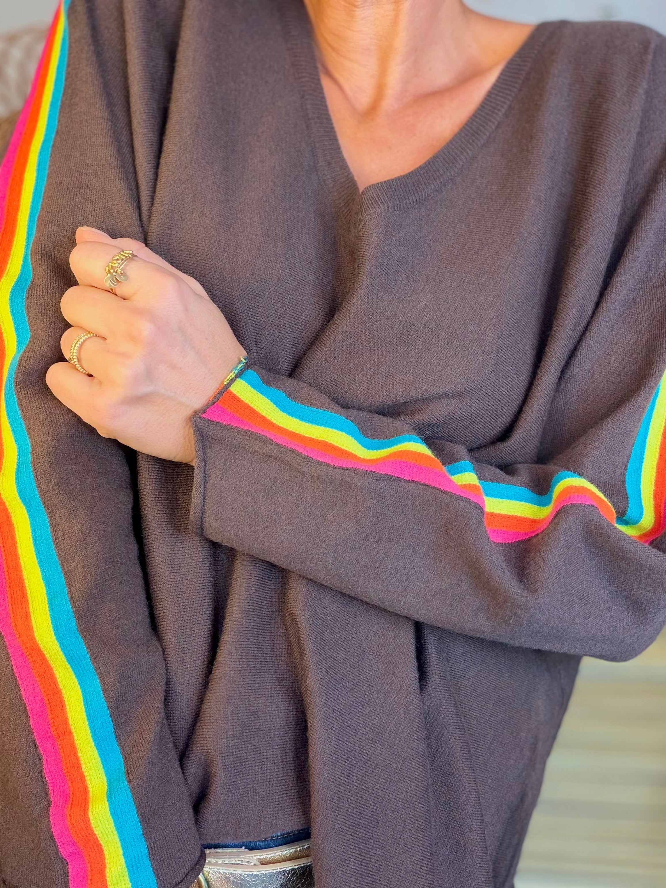 Pull fin avec bandes colorées, col V - RAINBOW OVERSIZE 🌈 Chocolat