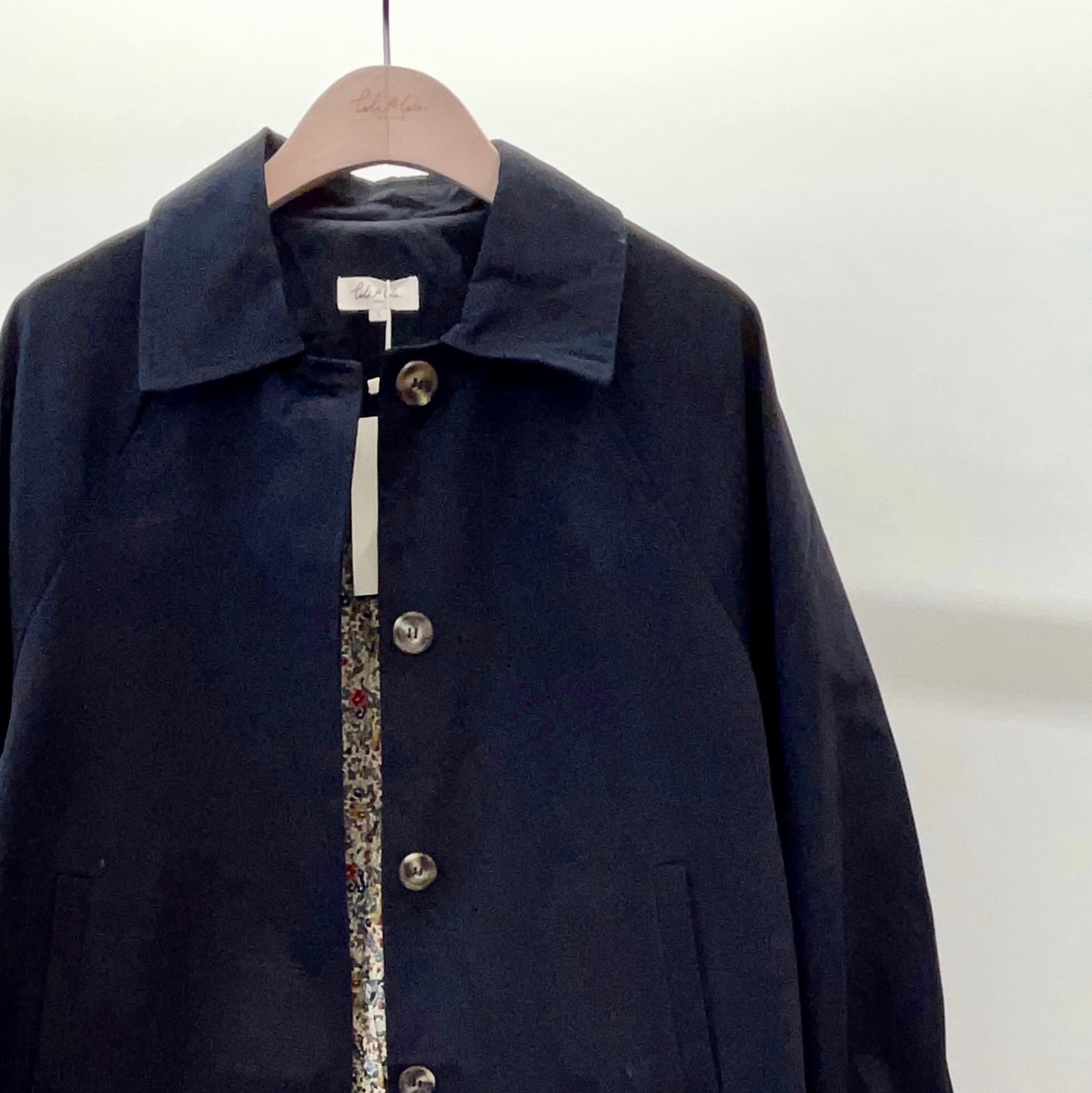 Veste Trench en coton Bleu marine avec Liberty - MAHAUT MI LONG - LILI et LALA