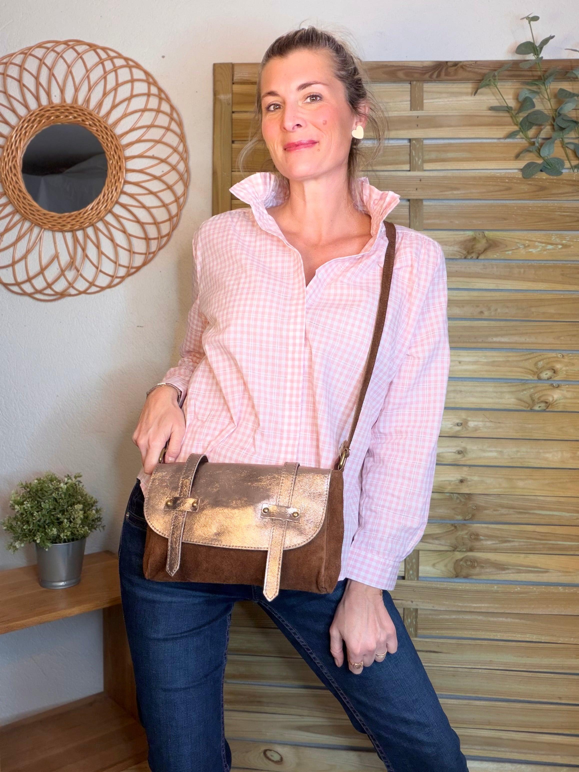 Sac bandoulière en cuir daim et irisé ESMÉE - Choco / Beige