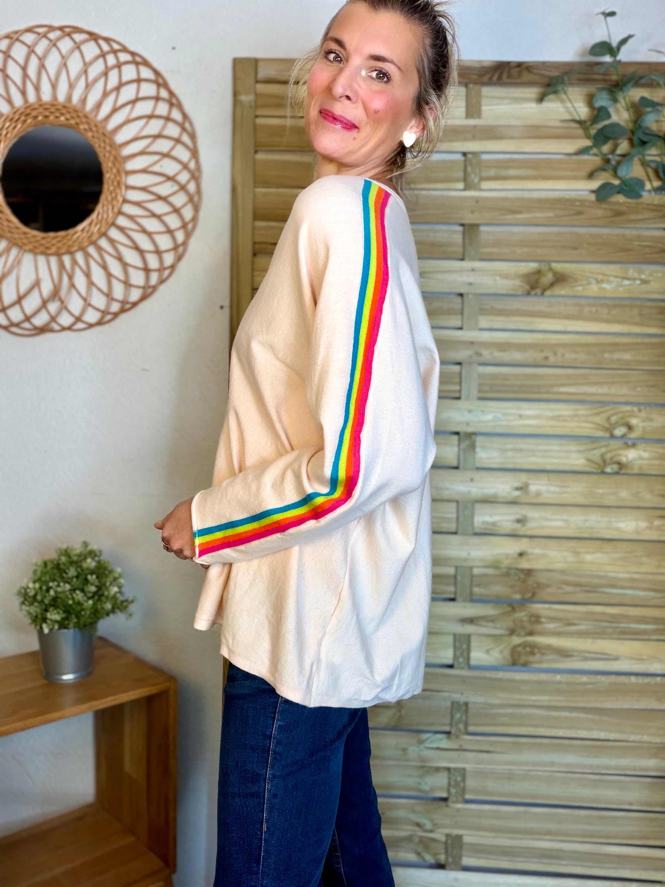 Pull fin avec bandes colorées, col V - RAINBOW OVERSIZE 🌈 Rose orangé