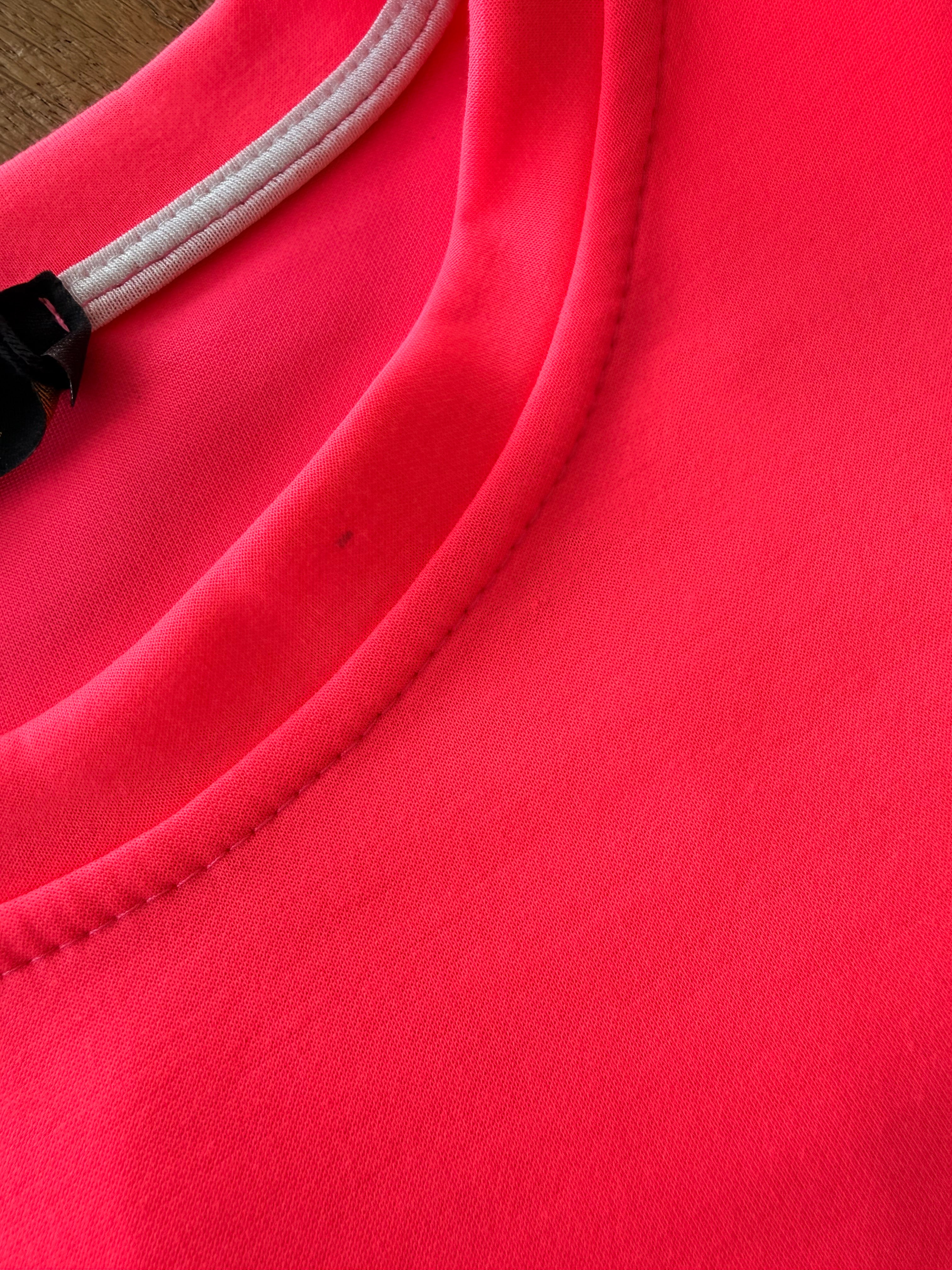 IMPERFECTION - Tee shirt ICONIC matière sweat - THÉA Rose fluo