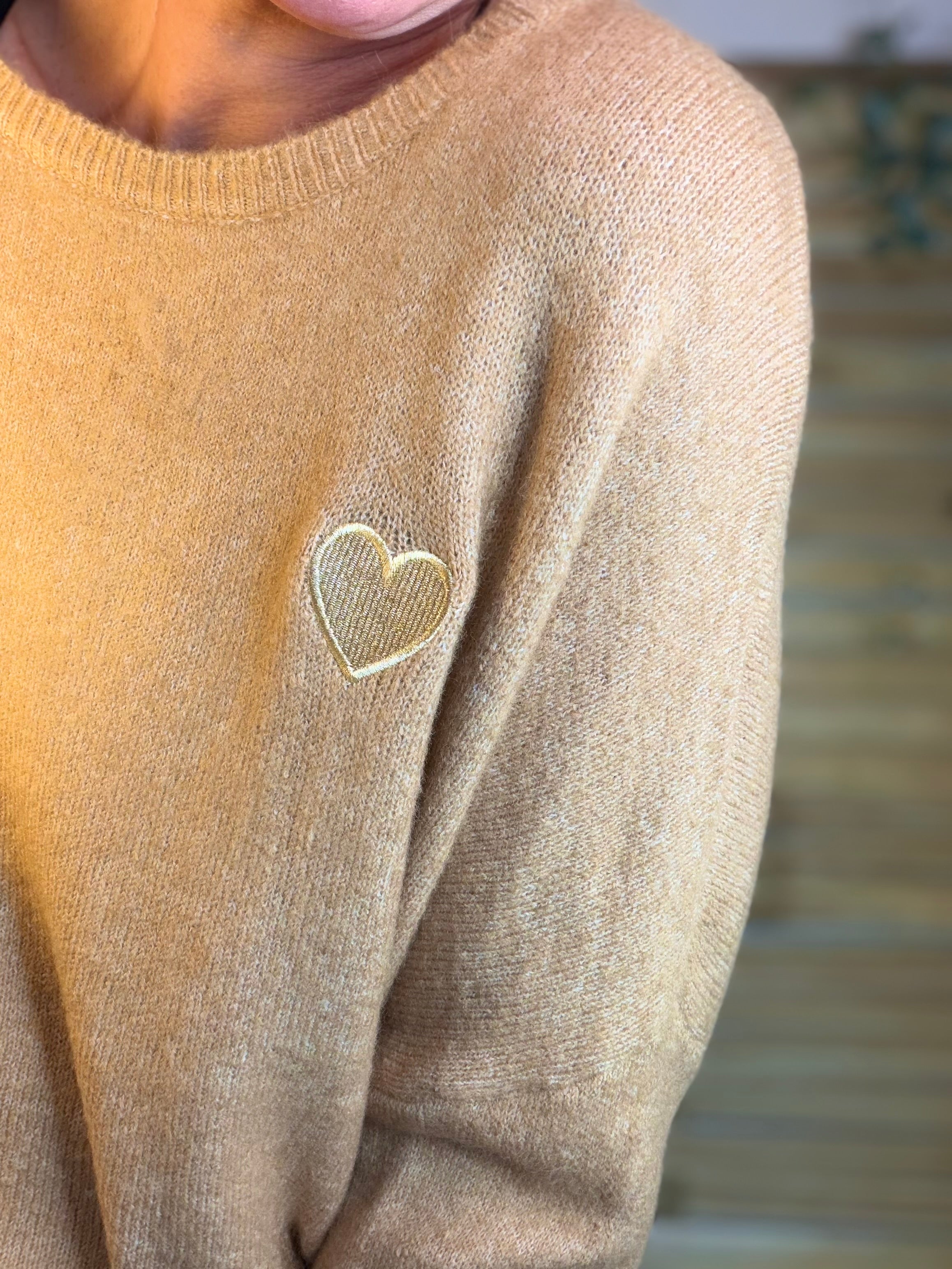 Pull léger en maille cœur doré brodé 💛 MELISSA - Camel