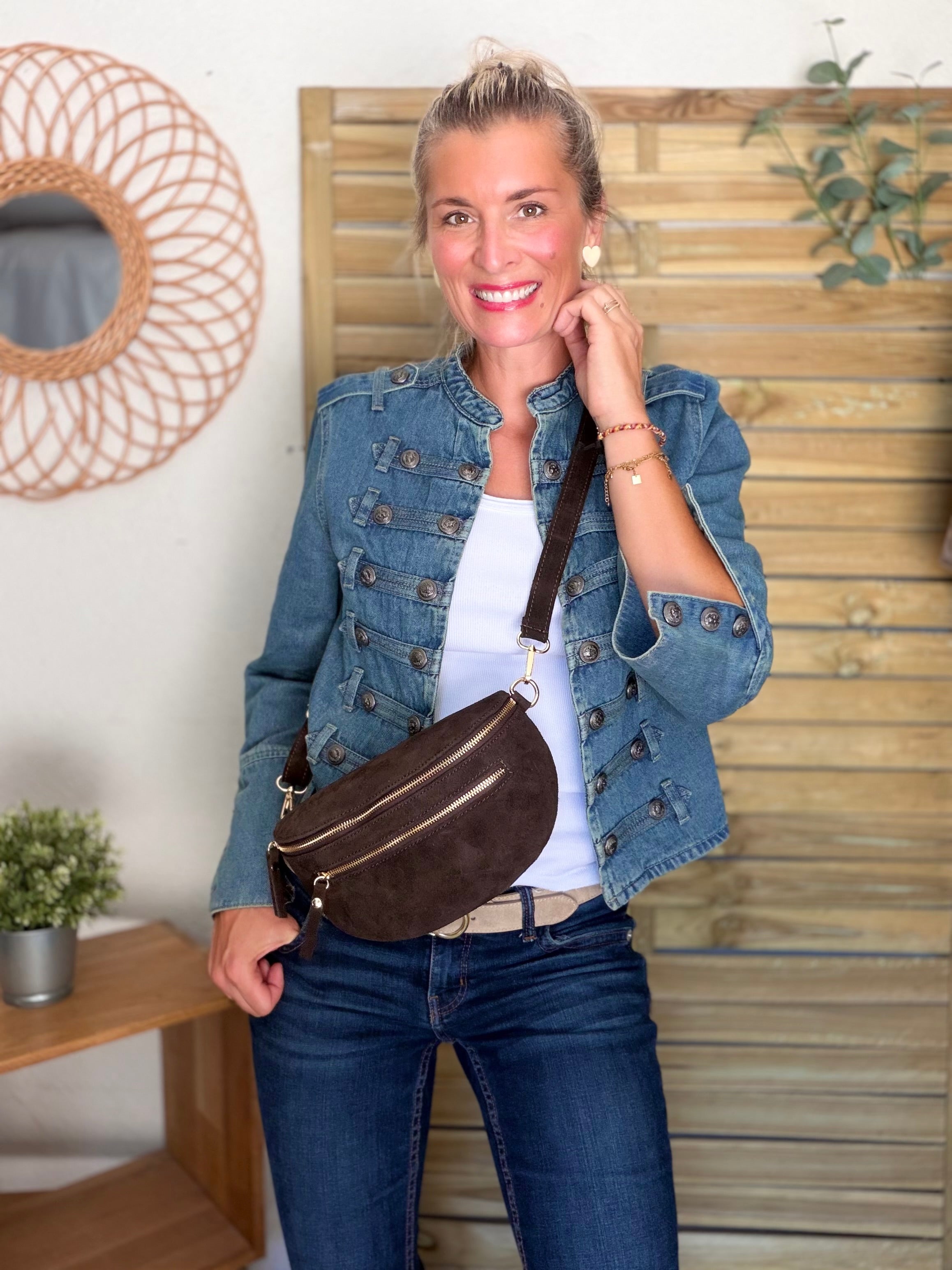 Sac banane en croûte de cuir + poche avant ALISON - Chocolat