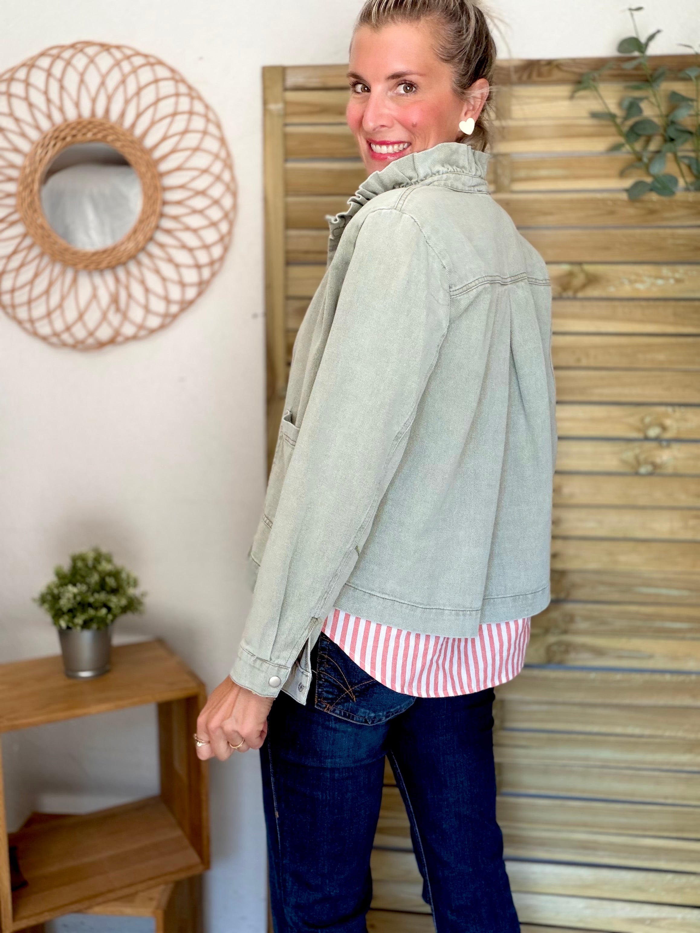 Veste courte légère col volanté JUNE - Kaki clair