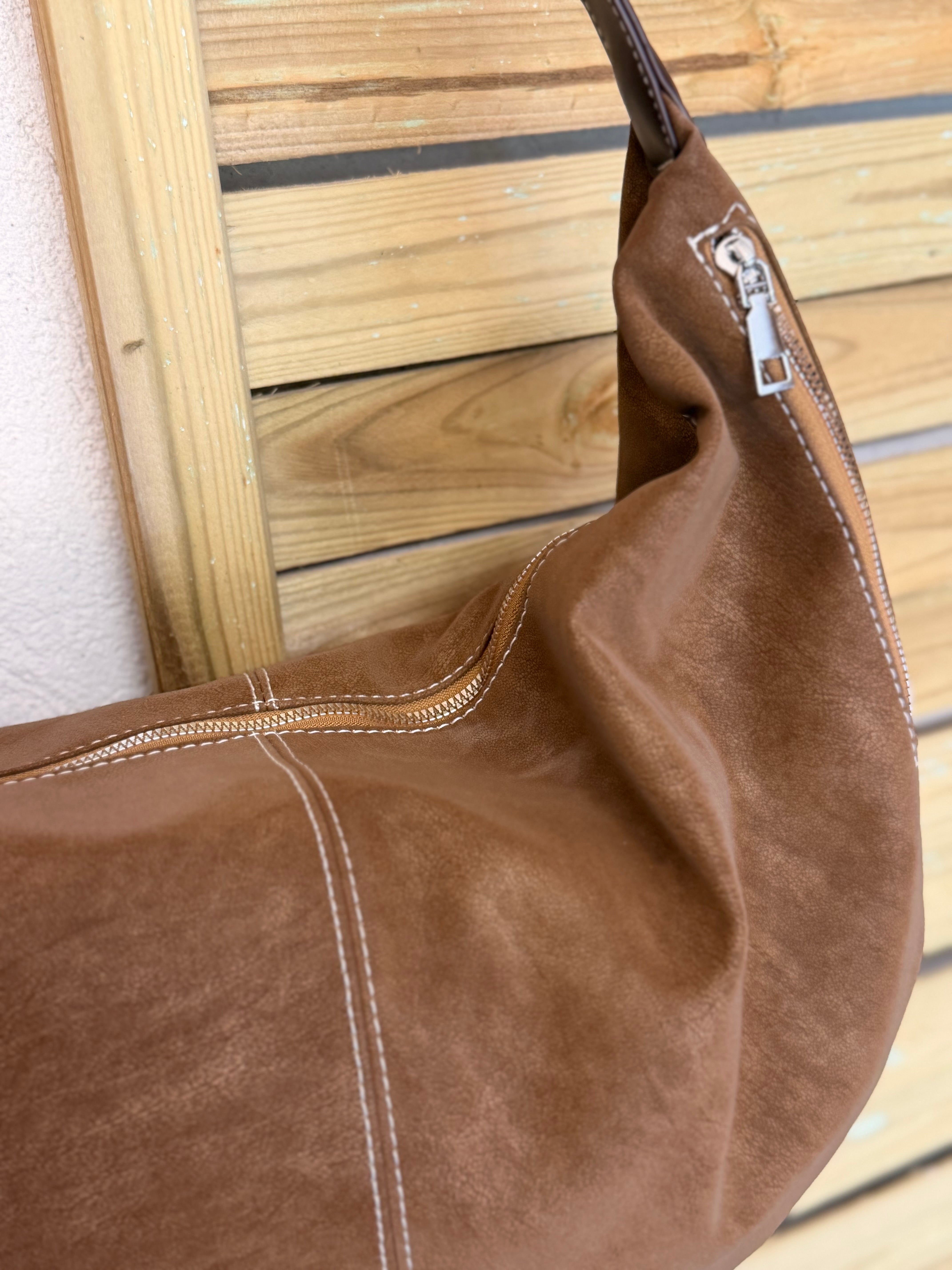 Sac besace XXL en simili cuir brossé - HAROLD Taupe