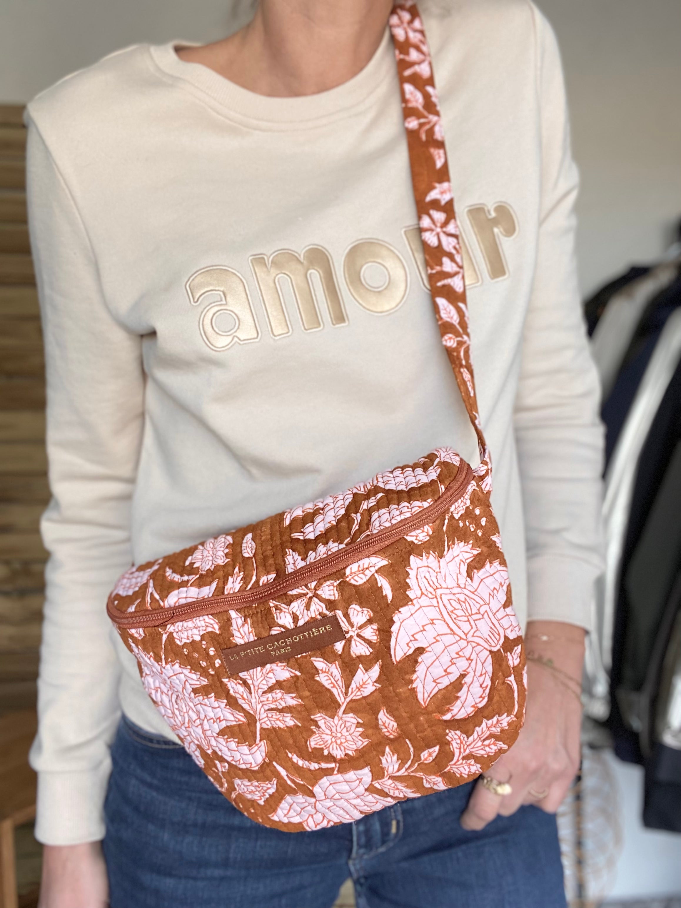 Sac banane matelassé imprimé « Blockprint » JEANNE la P’tite Cachottière - Fleuri orangé & rose - FIN DE SÉRIE